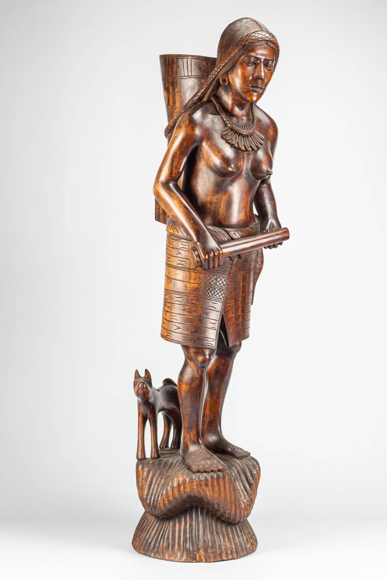 A large statue of an African woman, made of sculptured wood. - Image 3 of 8