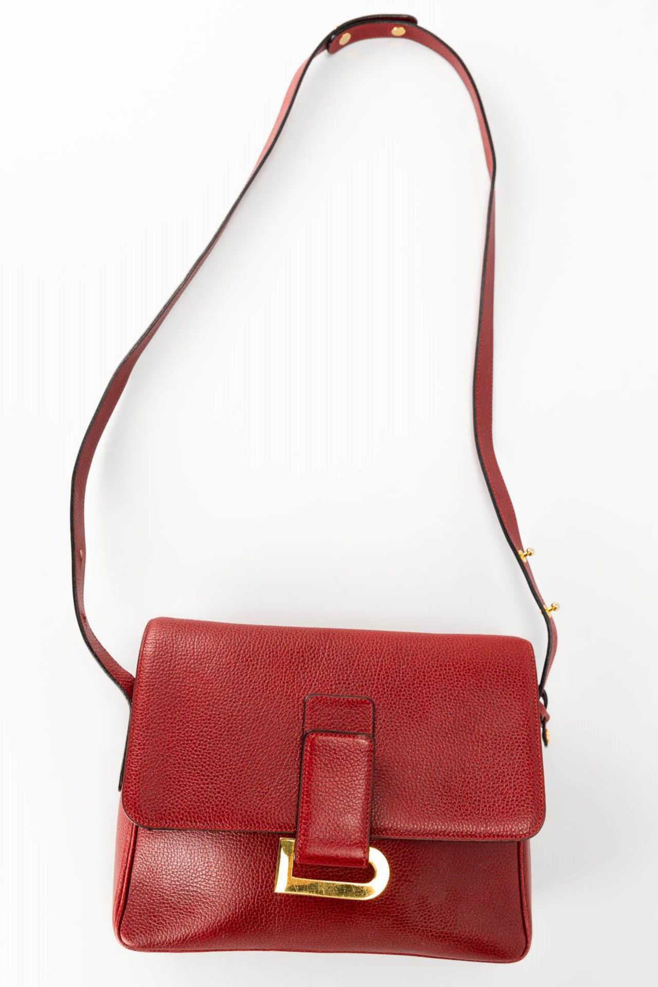 A purse made of red leather and marked Delvaux. - Image 15 of 16