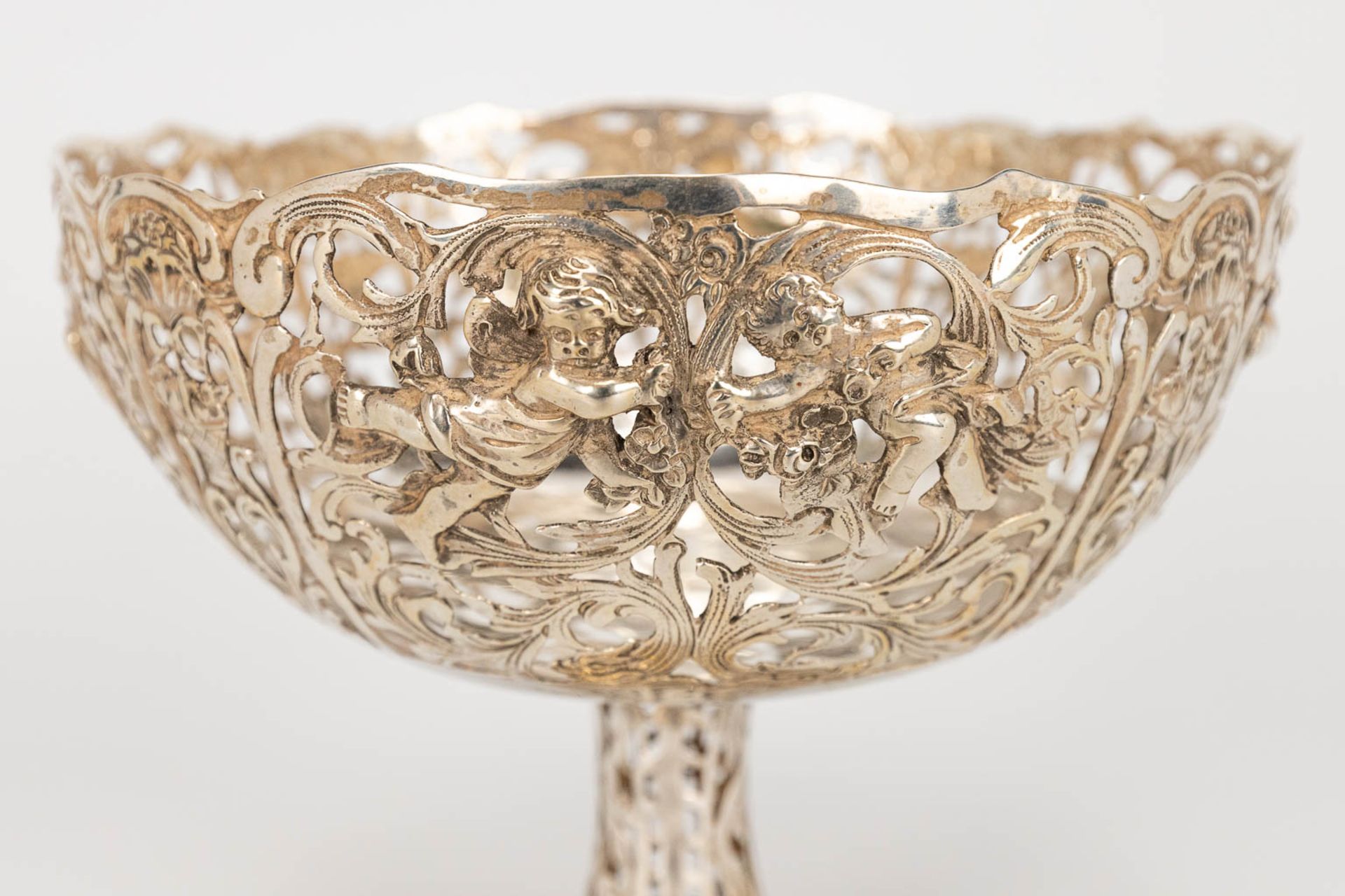 A tazza made of silver and decorated with putti. 248g - Image 7 of 10