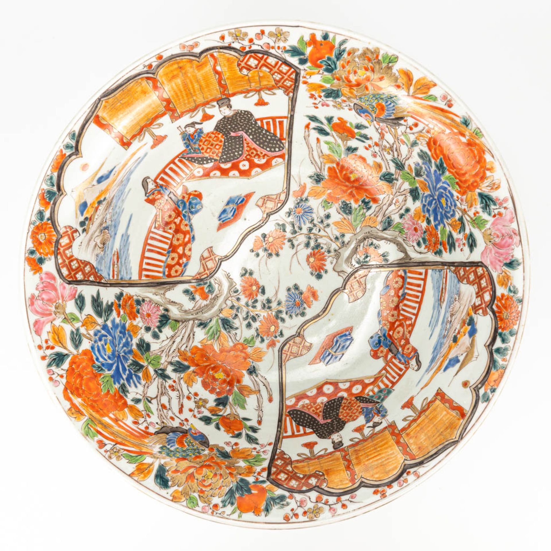 A bowl made of Japanese porcelain and decorated Kutani.