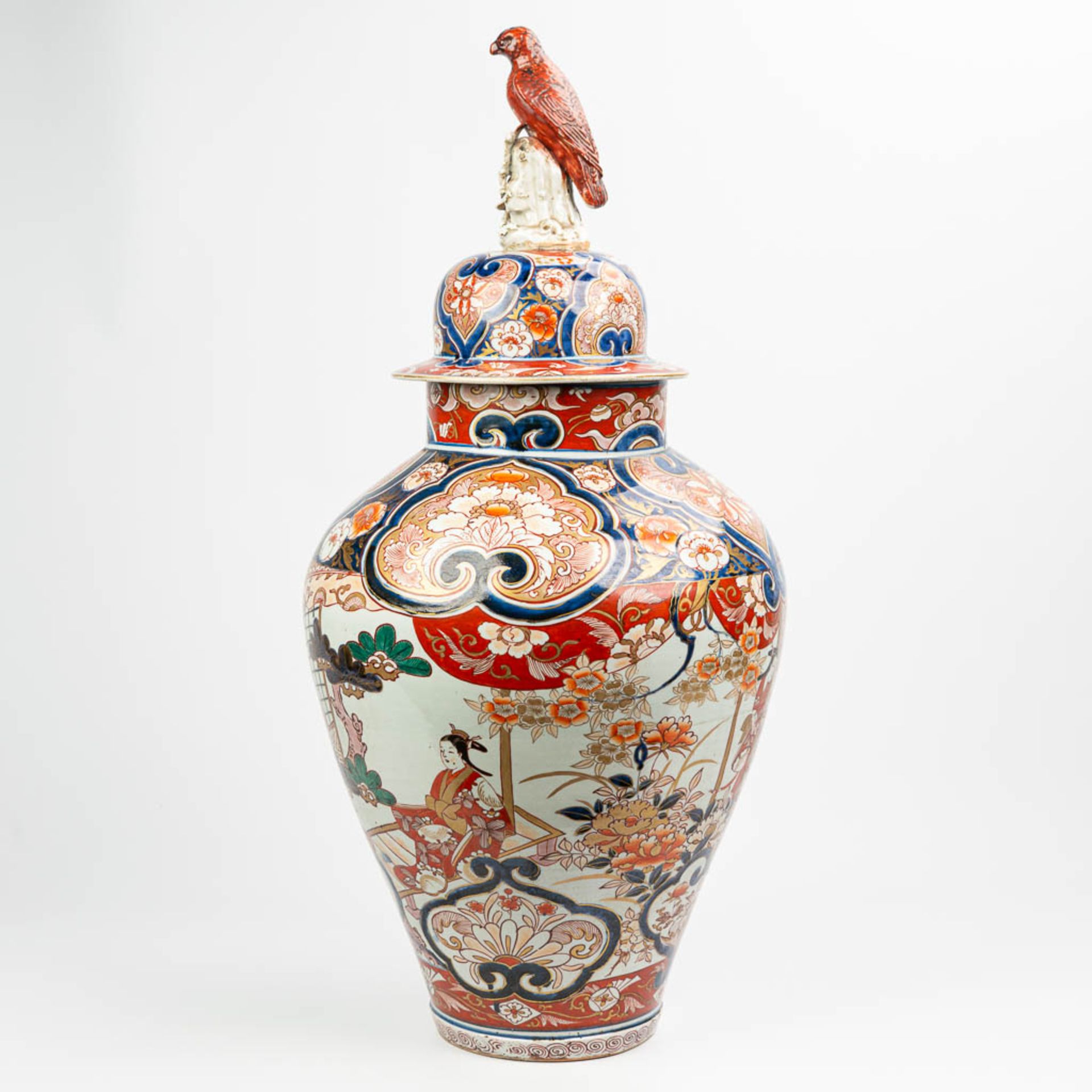 A large vase with lid made of Japanese porcelain in Imari - Image 3 of 16