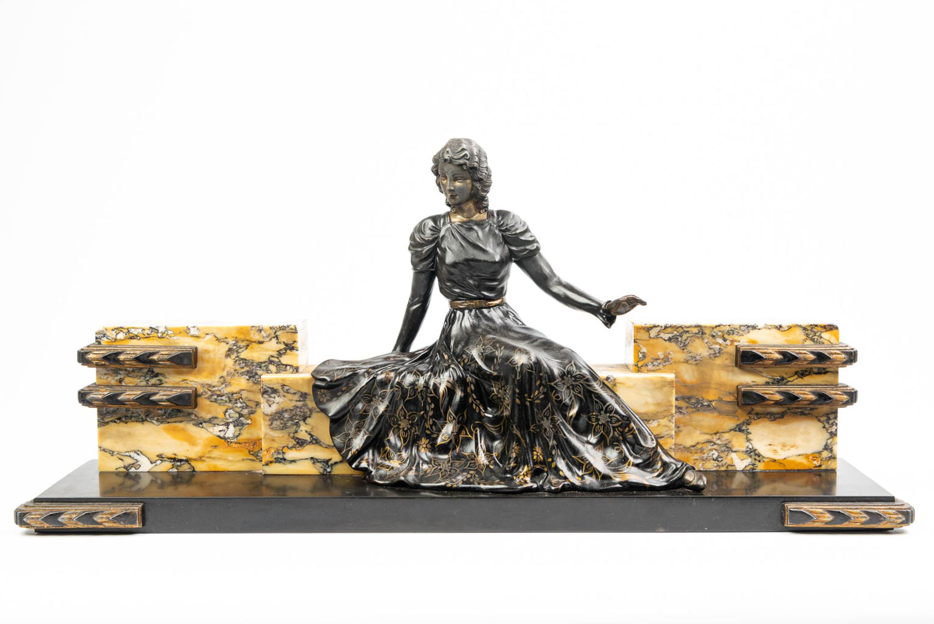 A satue made of spelter and onyx in art deco style - Image 6 of 12