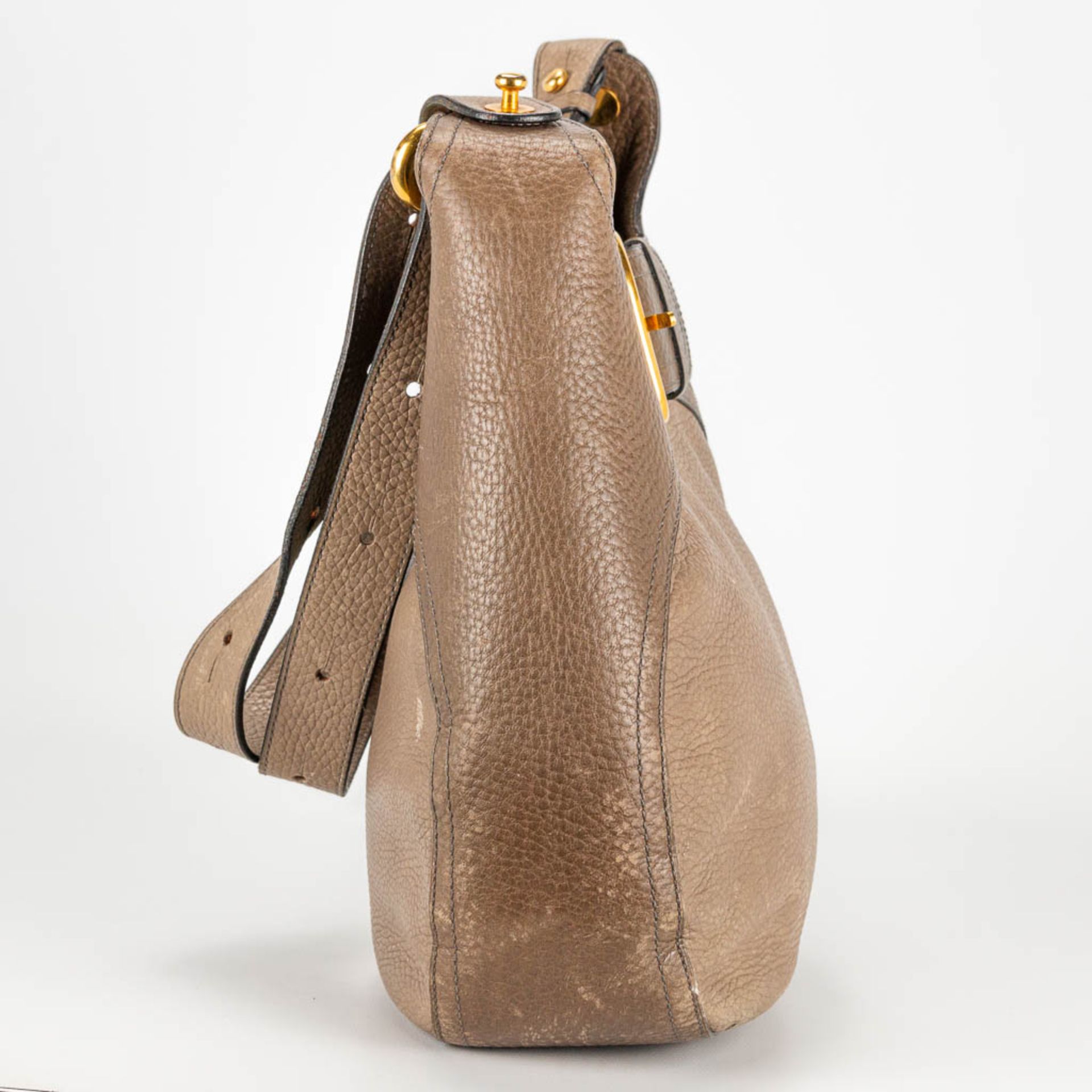 A purse made of brown leather and marked Delvaux. - Image 4 of 16