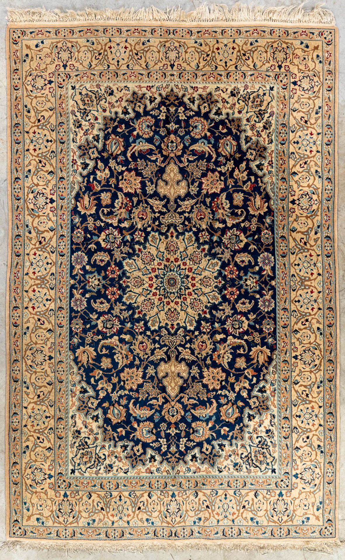 An Oriental hand-made carpet. Keshan. (119 x 185 cm) - Image 6 of 8