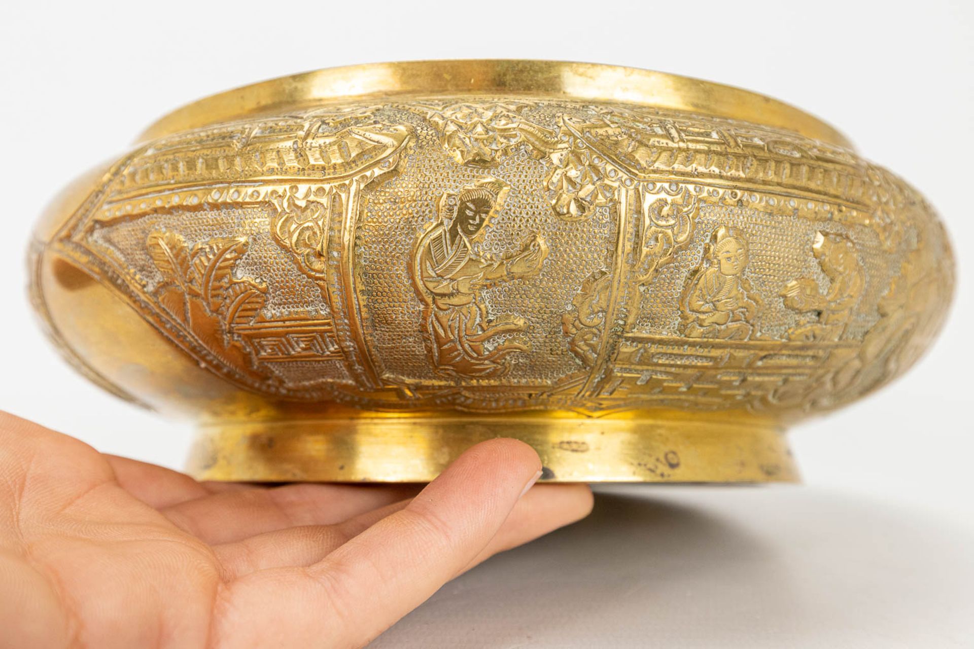 A bronze bržle parfum bowl, on a wood base. Marked Xuande. - Image 12 of 14