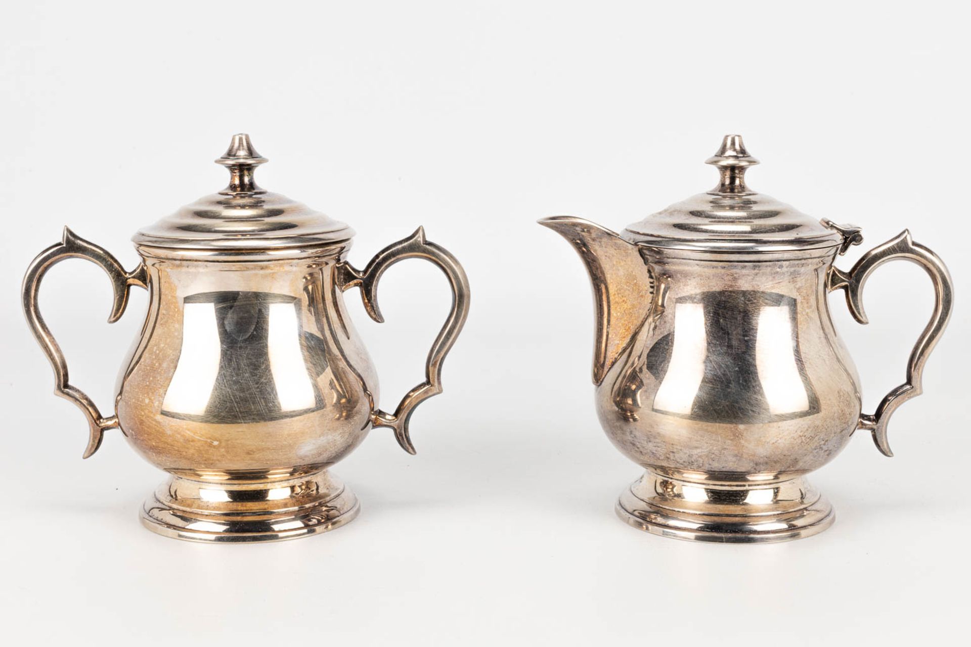 A coffee and tea service made of silver-plated metal. - Image 11 of 15
