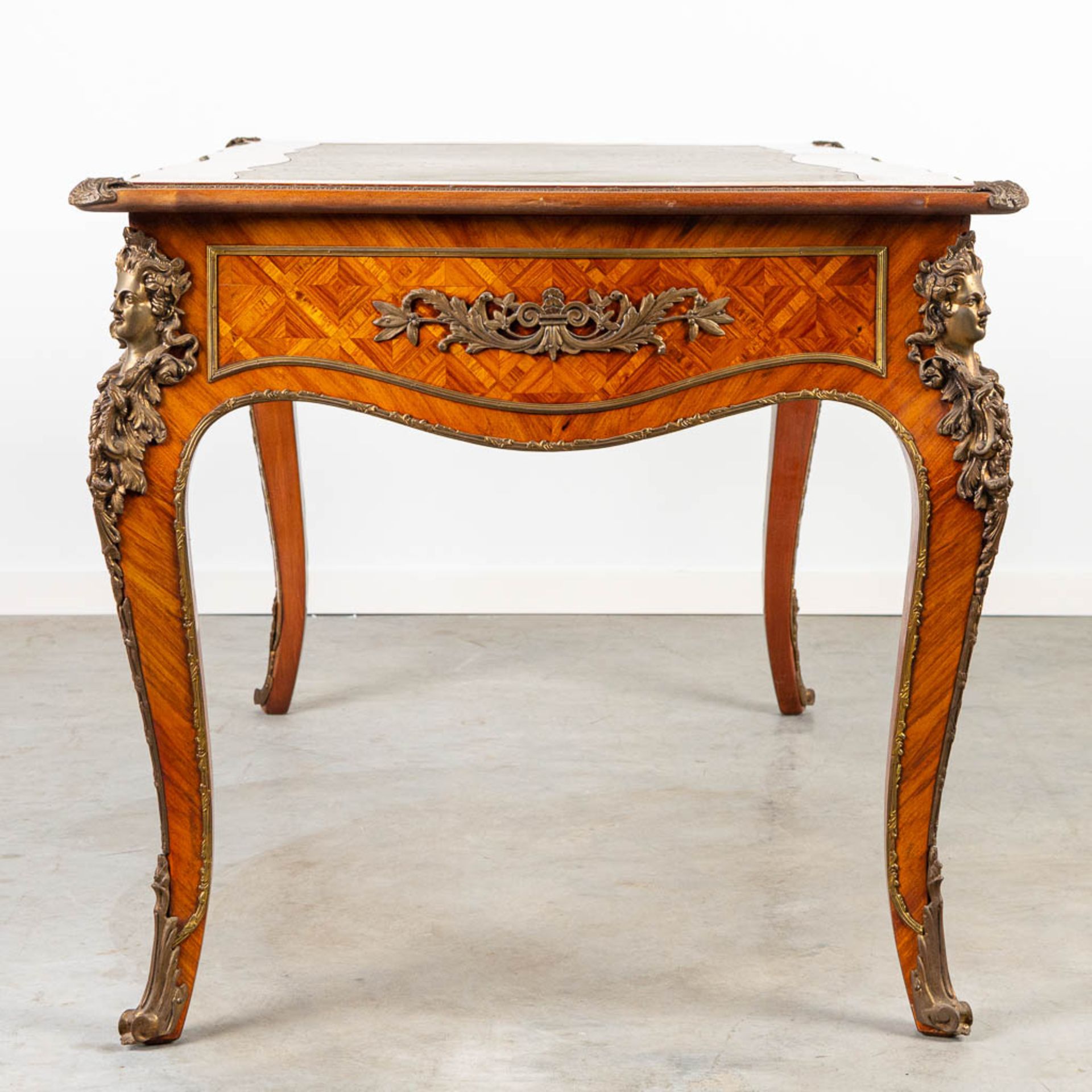 A desk and chair, mounted with bronze in Louis XV style and finished with marquetry bronze and leath - Image 7 of 18