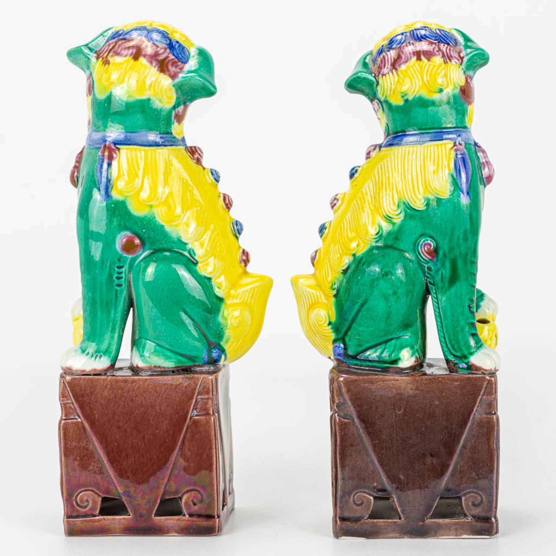 A pair of Foo dogs and chicken made of Chinese porcelain. - Image 14 of 14