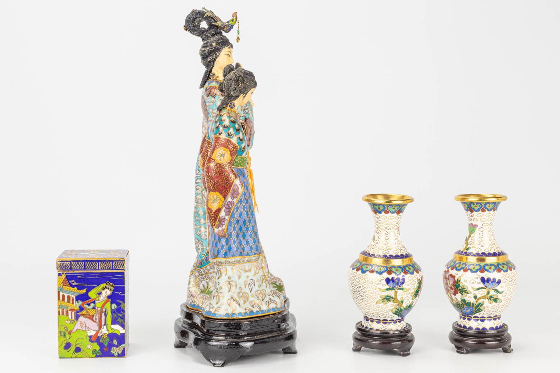 A large collection of Chinese cloisonnŽ bronze items. - Image 17 of 20
