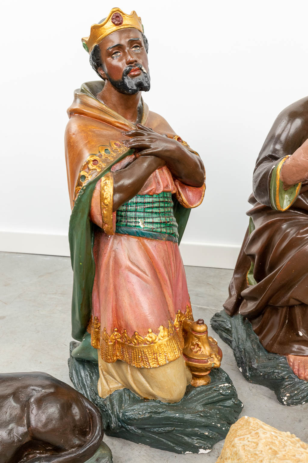 A complete and large figurative Nativity scene made of patinated plaster - Image 15 of 18