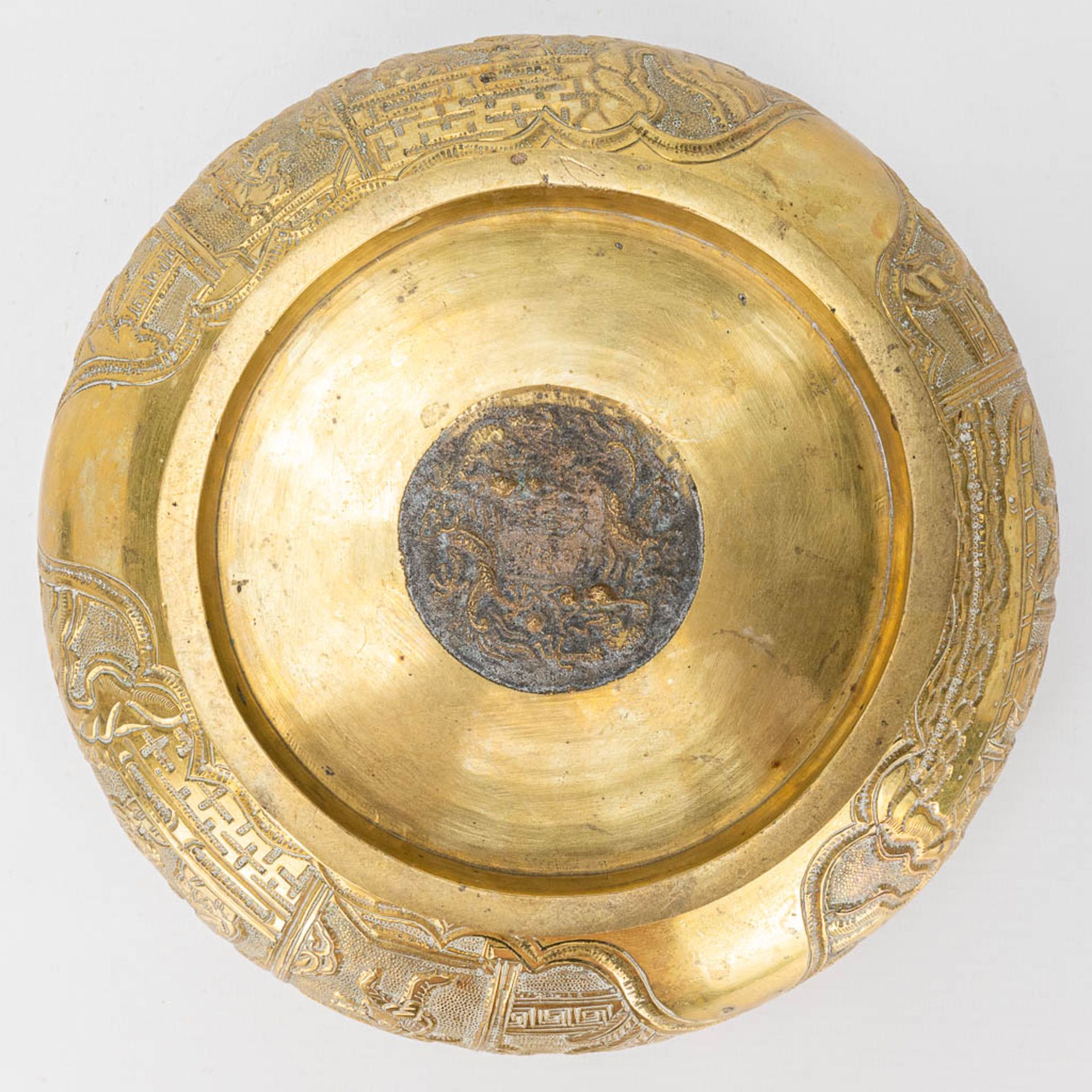 A bronze bržle parfum bowl, on a wood base. Marked Xuande. - Image 8 of 14