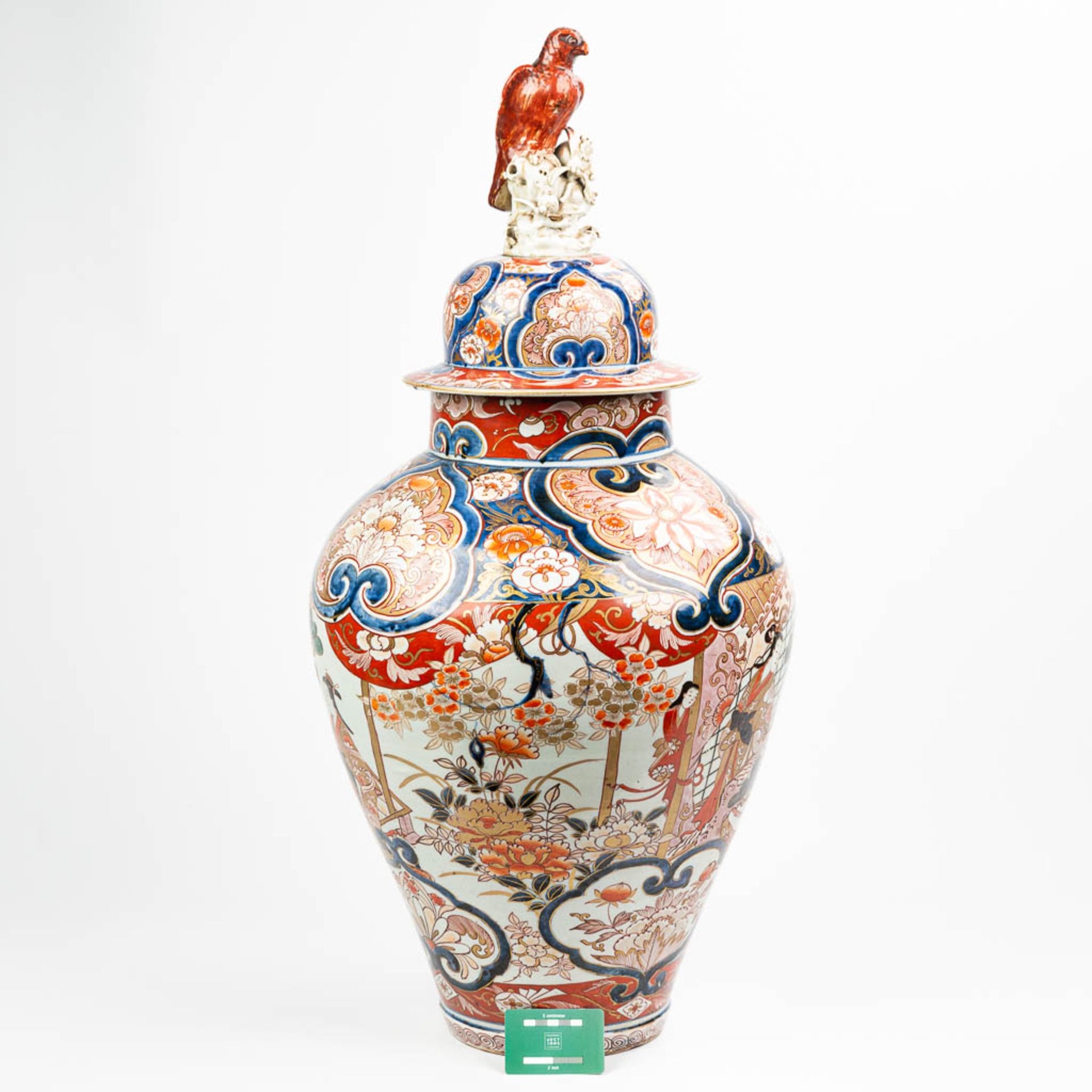 A large vase with lid made of Japanese porcelain in Imari - Image 2 of 16