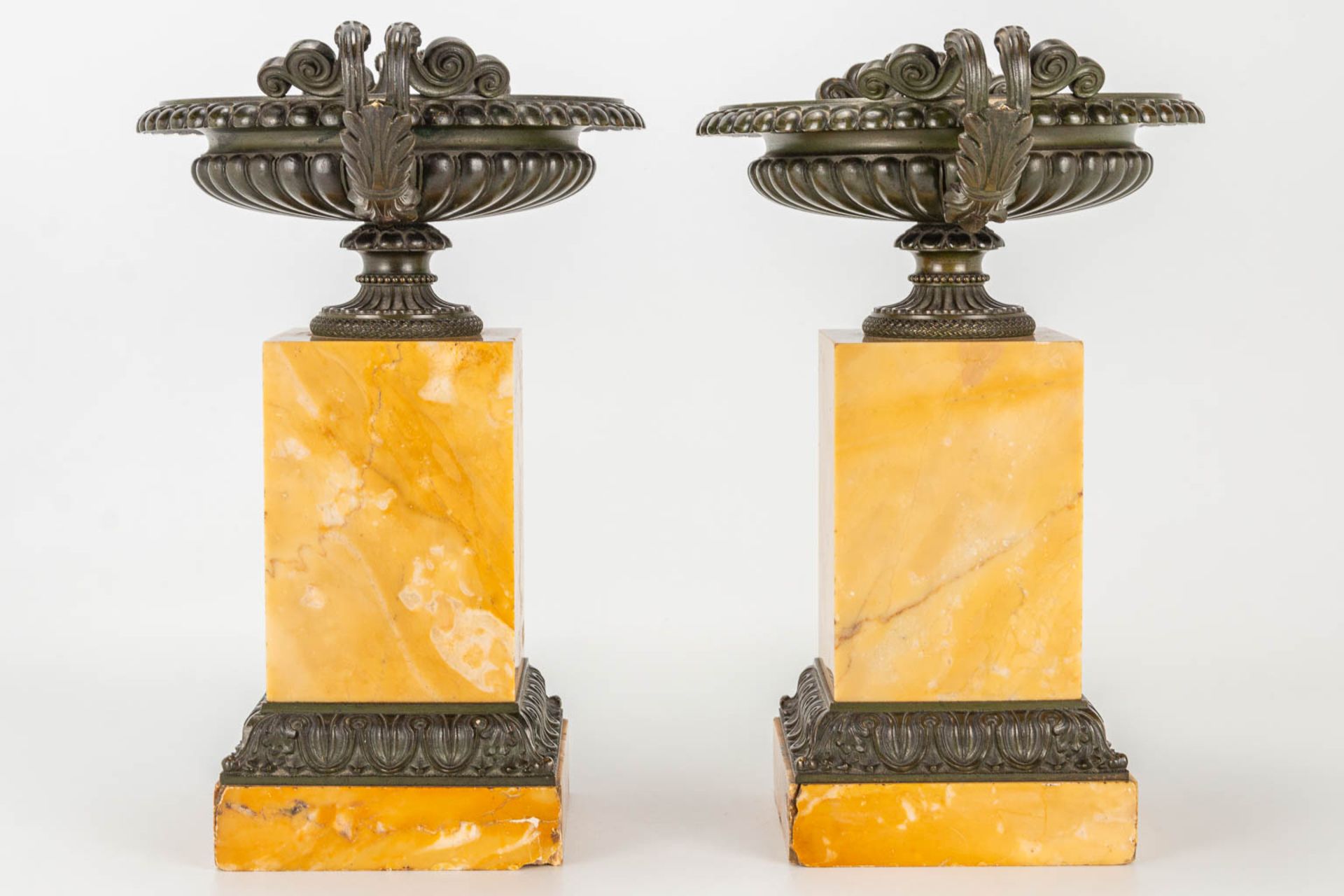A pair of cassolettes in neoclassical style, made of bronze and mounted on a marble base. - Image 6 of 13