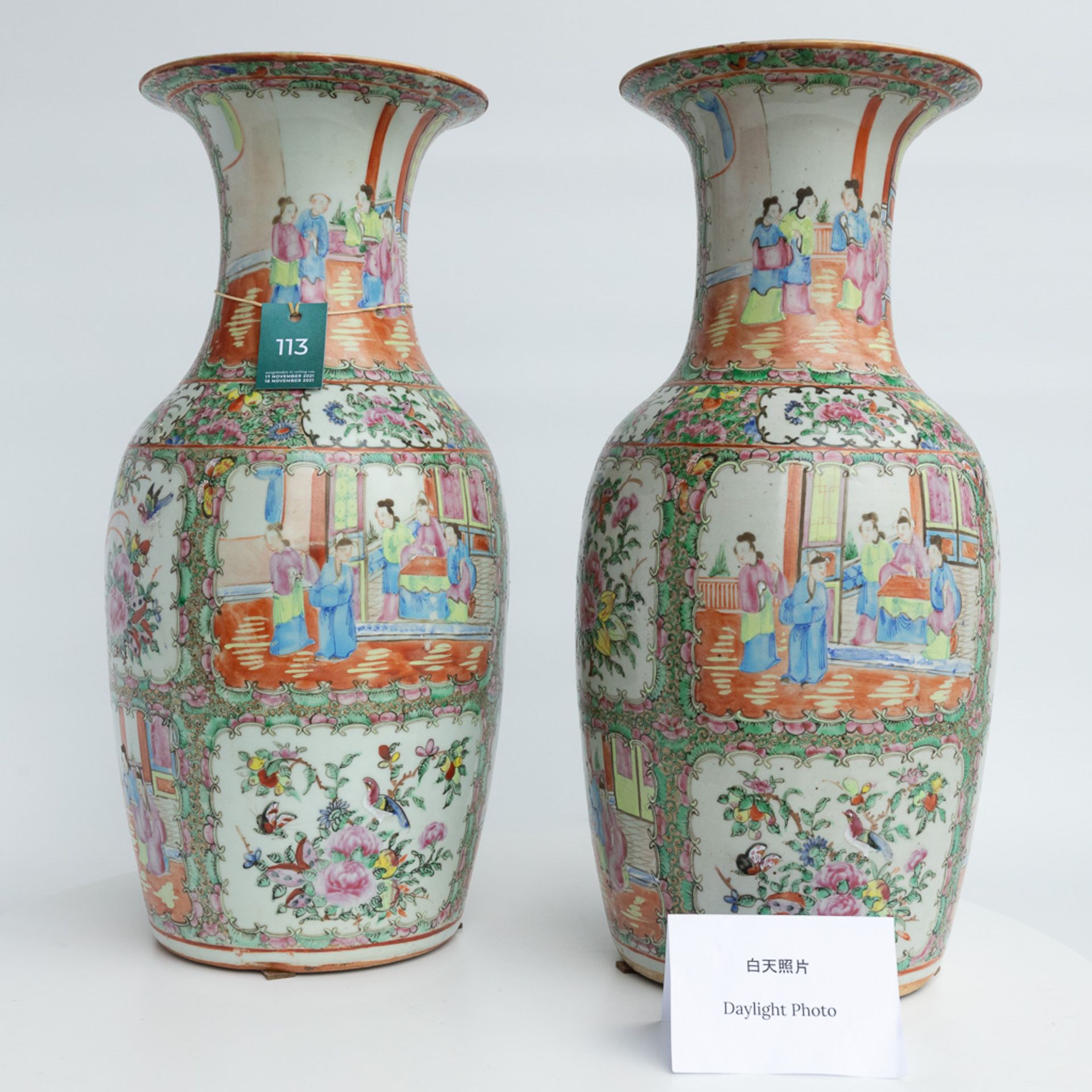 A pair of vases made of Chinese porcelain in Canton style. 19th century. - Image 15 of 17