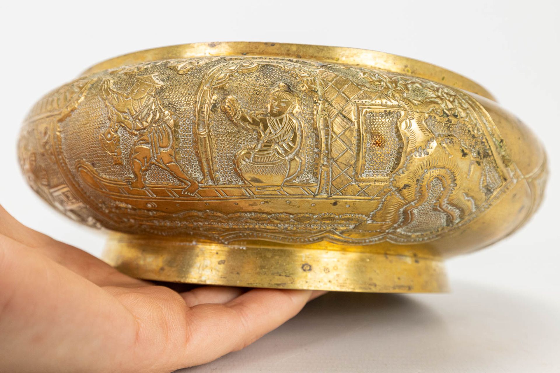 A bronze bržle parfum bowl, on a wood base. Marked Xuande. - Image 13 of 14
