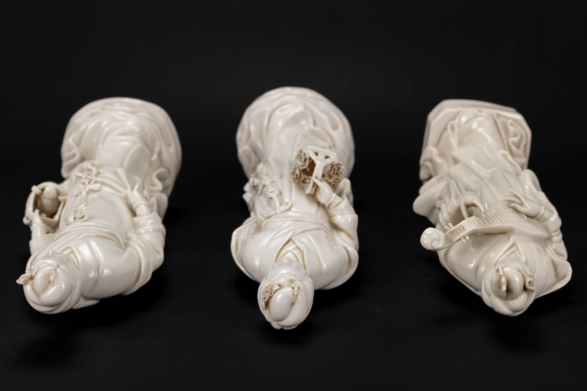 A collection of 3 female figurative statues 'Blanc De Chine' made of Chinese porcelain. - Image 11 of 16