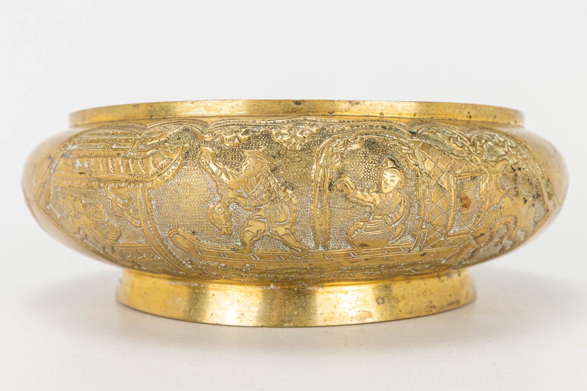 A bronze bržle parfum bowl, on a wood base. Marked Xuande. - Image 9 of 14