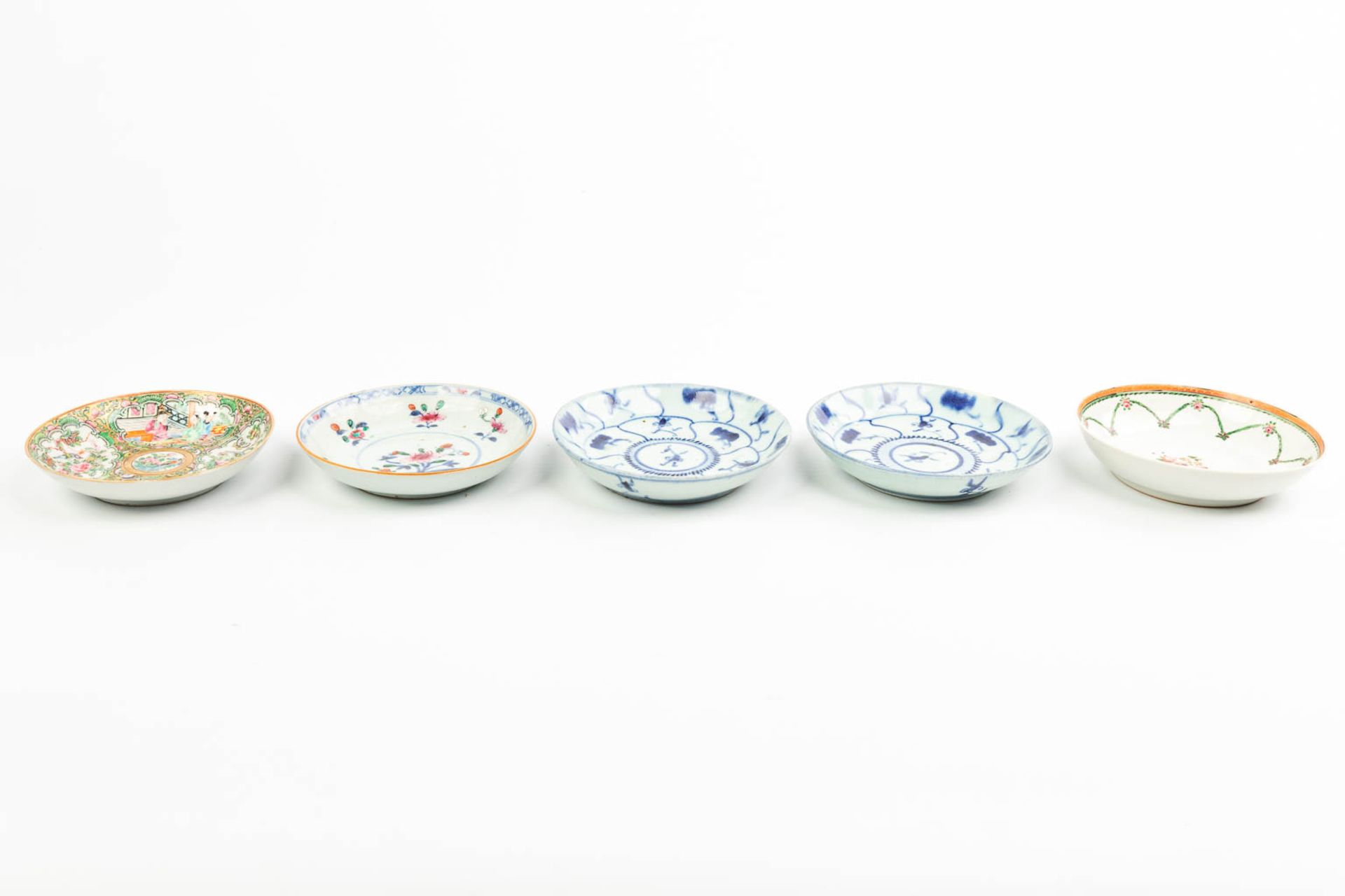 A collection of 5 plates made of Chinese porcelain with different patterns. - Image 6 of 15