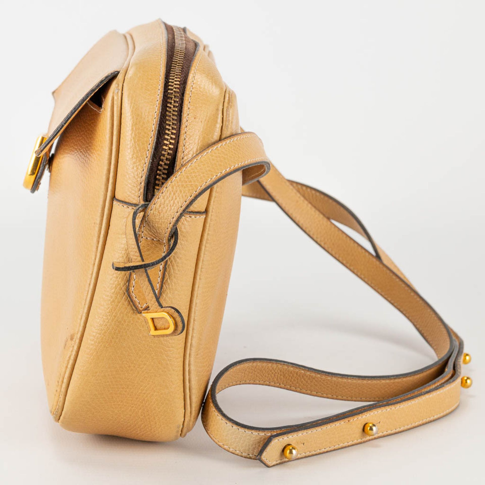 A purse made of brown leather and marked Delvaux. - Image 10 of 14