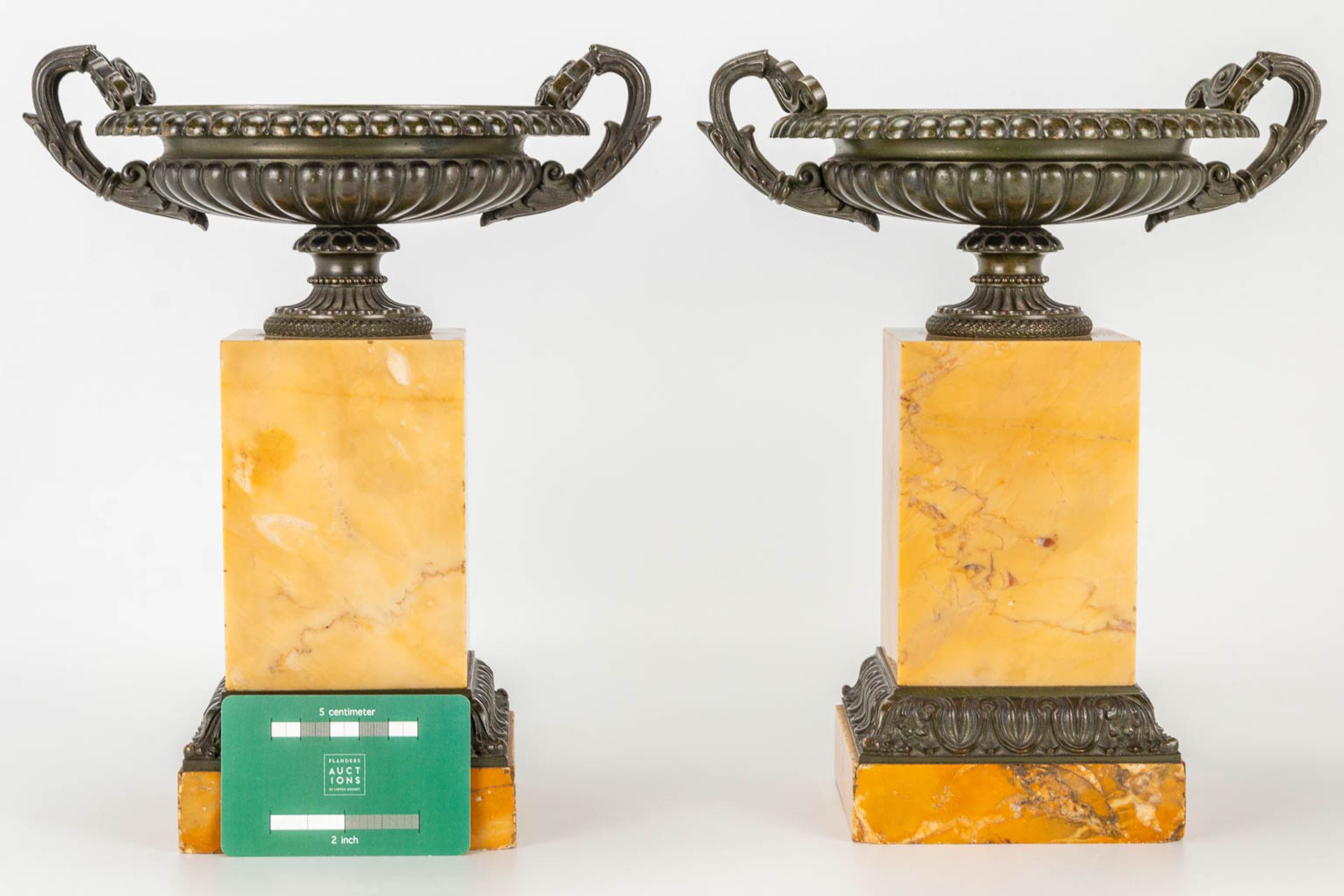 A pair of cassolettes in neoclassical style, made of bronze and mounted on a marble base. - Image 8 of 13