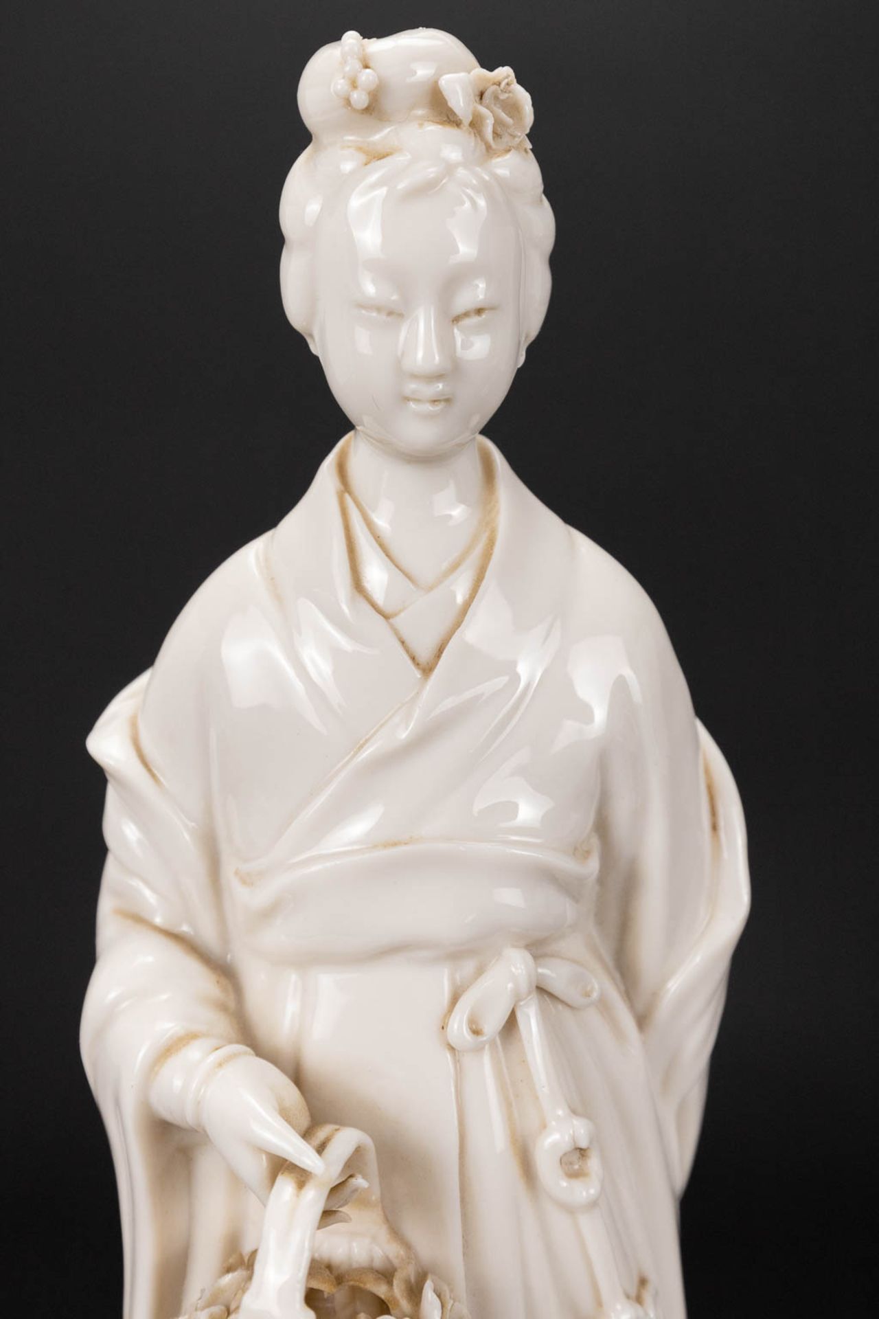 A collection of 3 female figurative statues 'Blanc De Chine' made of Chinese porcelain. - Image 8 of 16