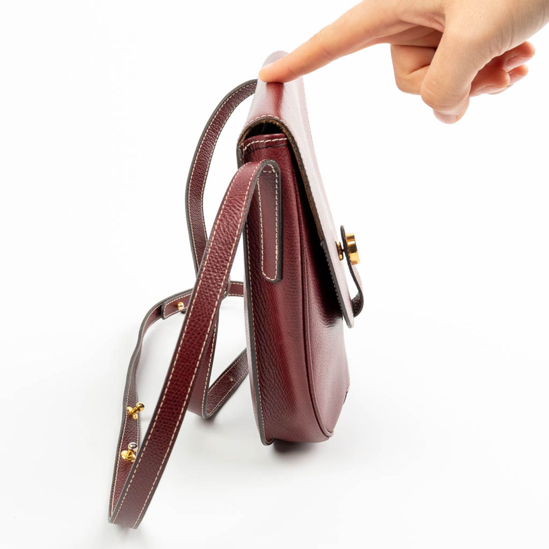 A purse made of red leather and marked Delvaux. - Image 2 of 10