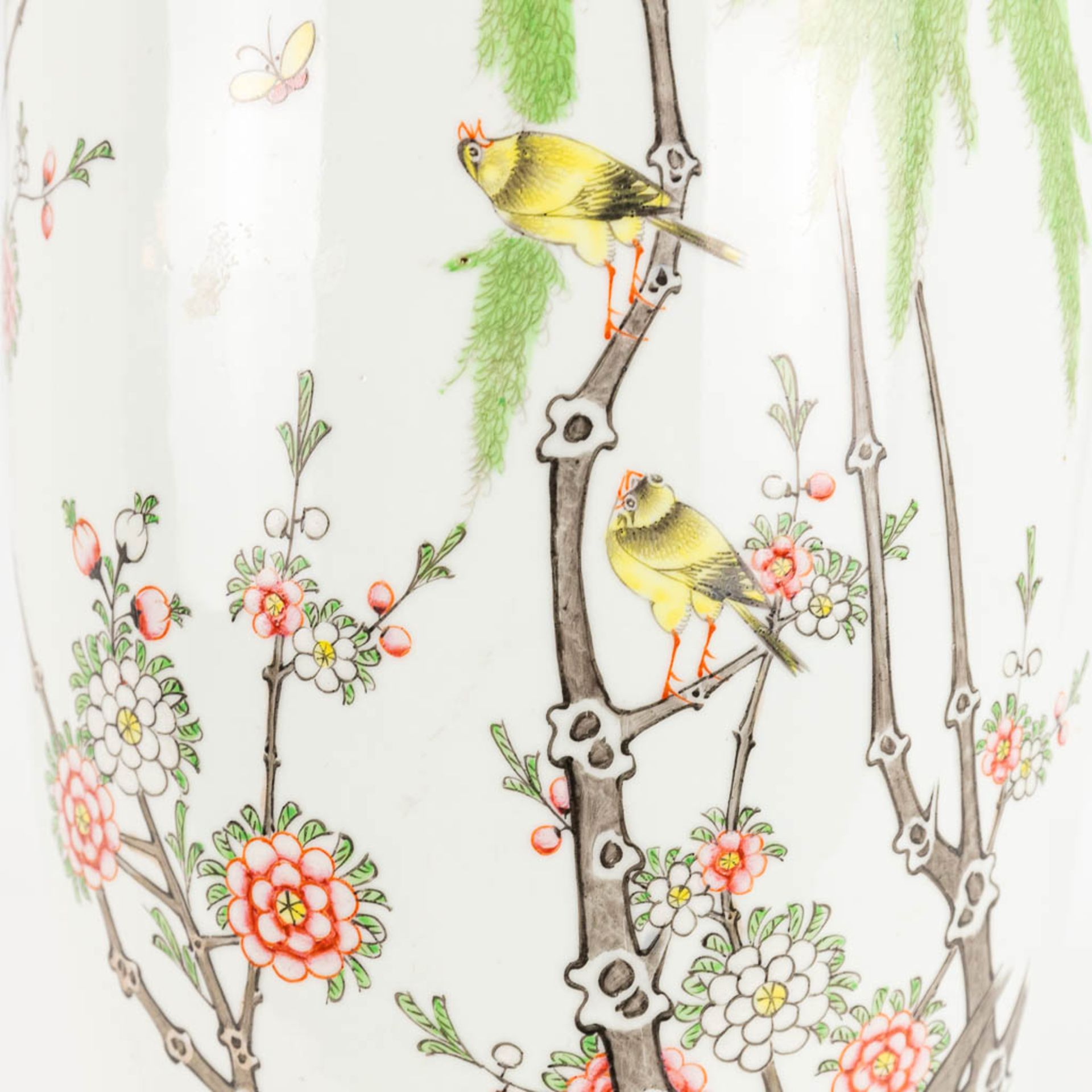 A vase made of Chinese porcelain and decorated with flowers and birds. - Image 12 of 16