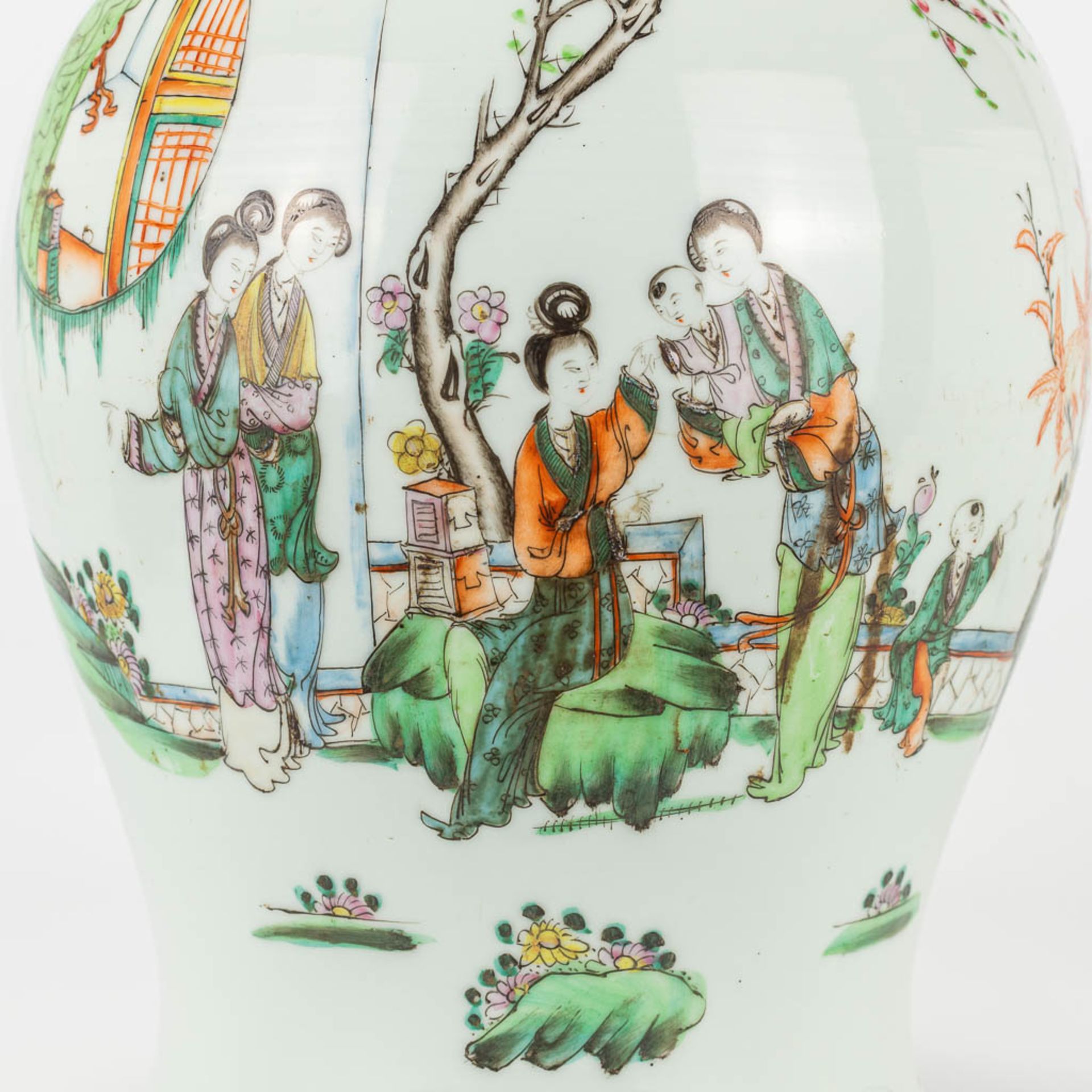 A vase with lid made of Chinese porcelain and decorated with ladies in the garden with a child - Image 10 of 15