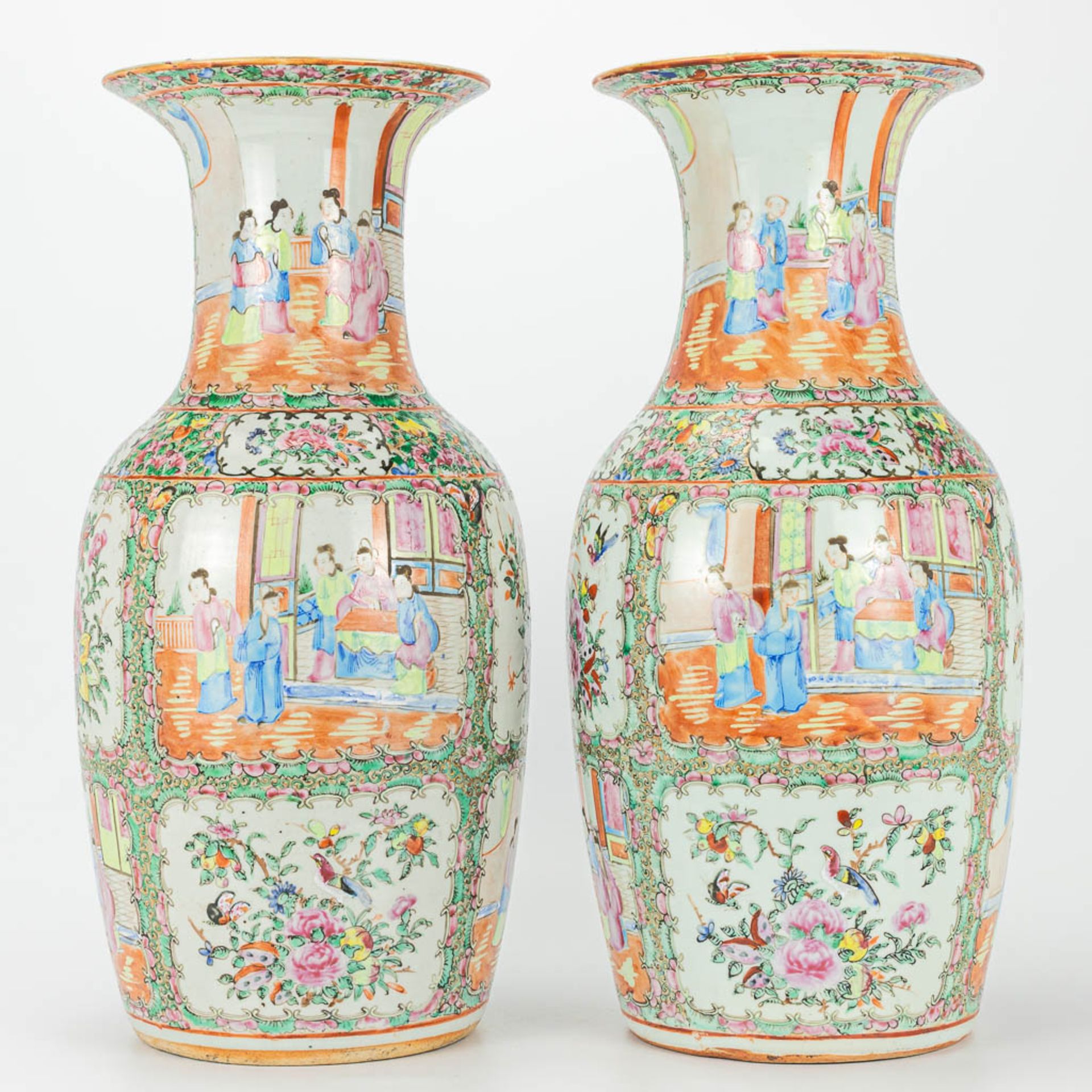 A pair of vases made of Chinese porcelain in Canton style. 19th century.