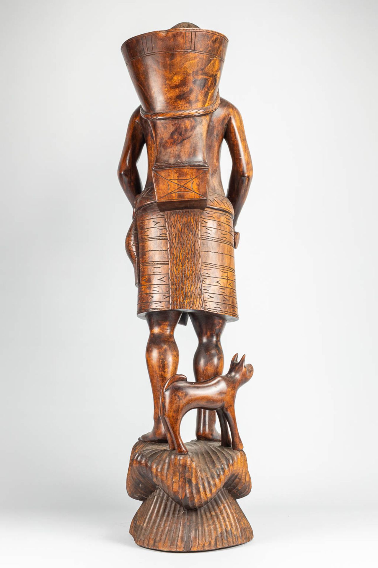 A large statue of an African woman, made of sculptured wood. - Image 7 of 8