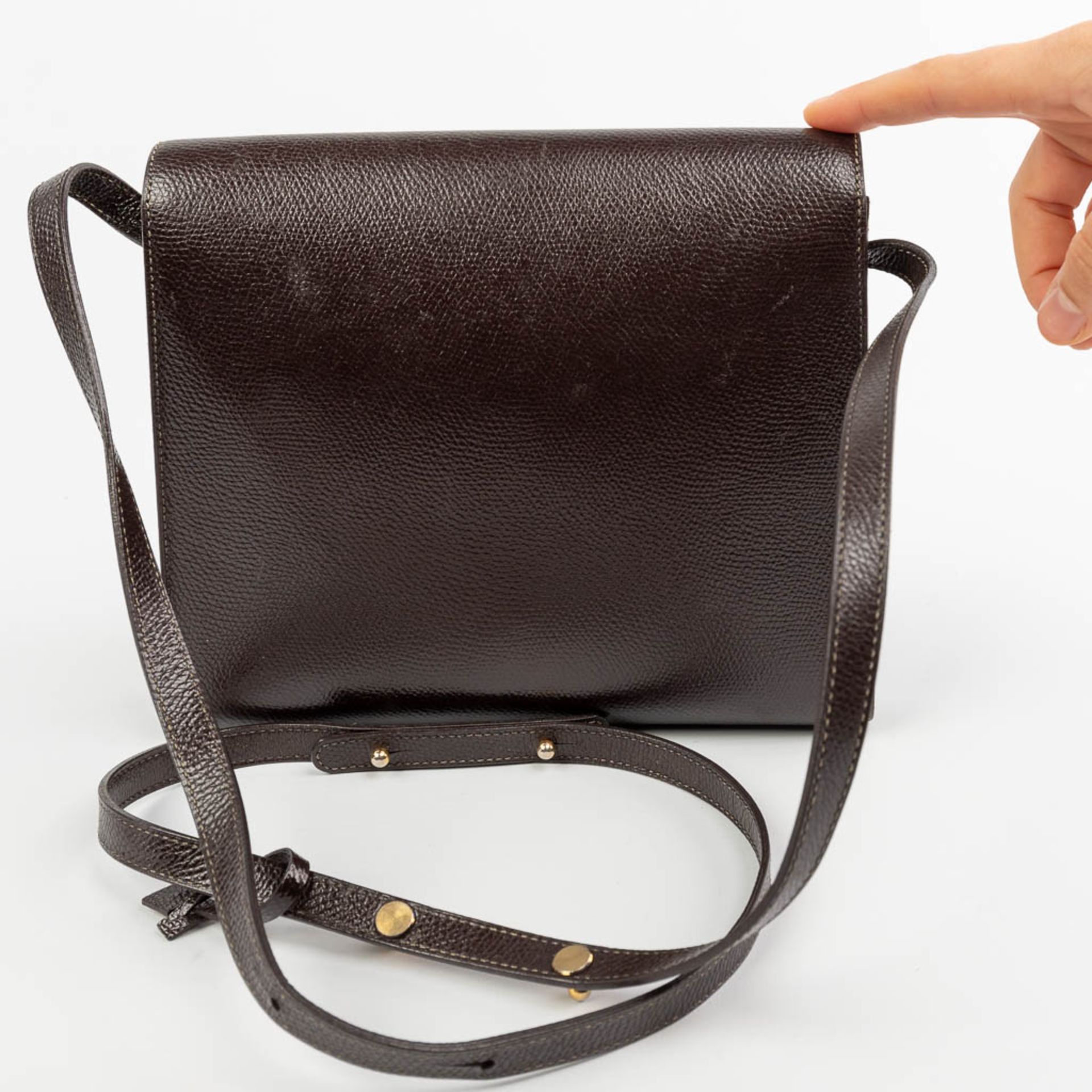 A purse made of brown leather and marked Delvaux. - Image 5 of 12