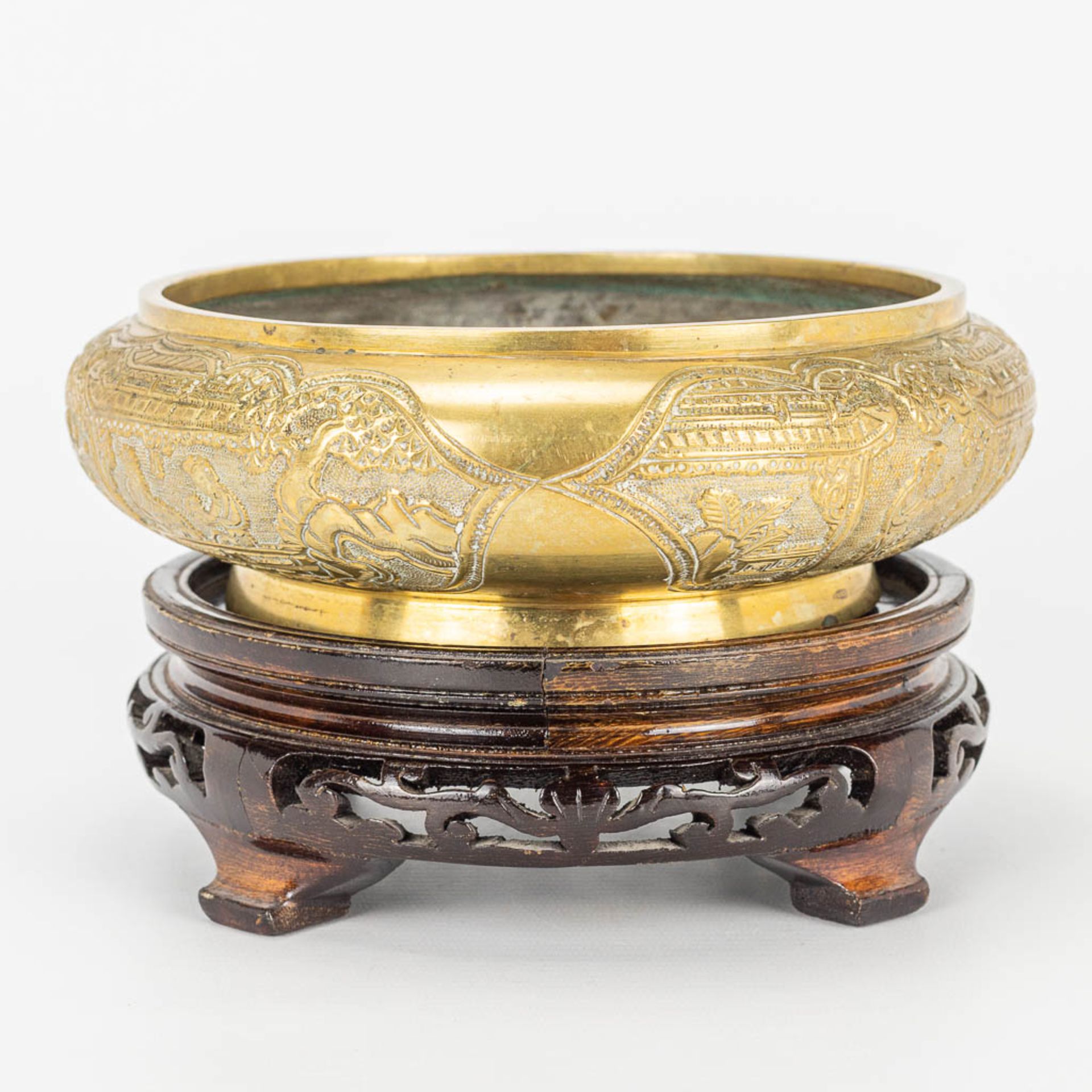 A bronze bržle parfum bowl, on a wood base. Marked Xuande. - Image 3 of 14