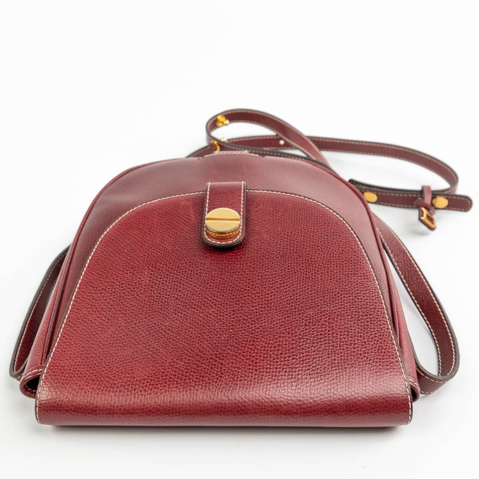 A purse made of red leather and marked Delvaux. - Image 9 of 10
