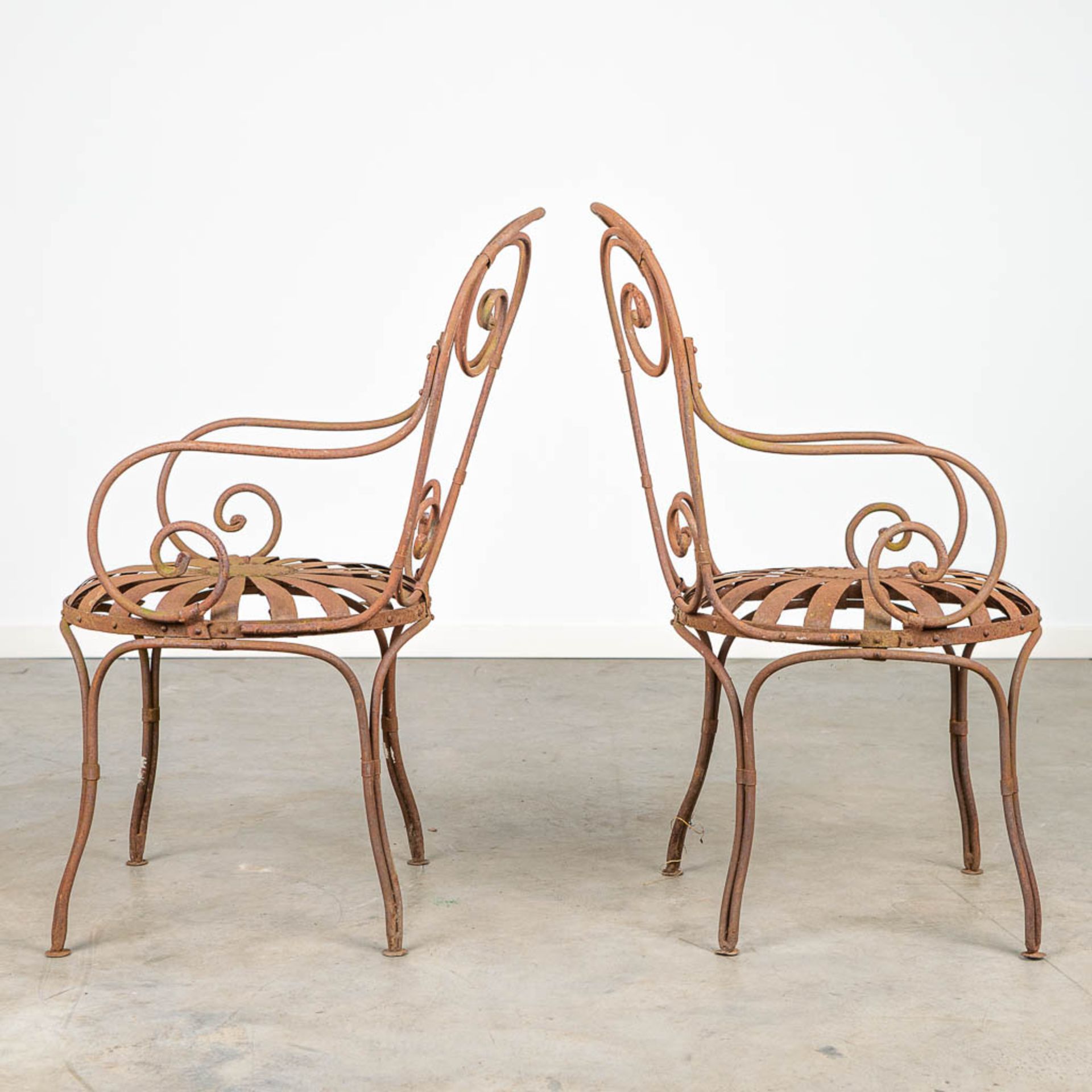 A pair of garden chairs made of wrought iron. - Image 5 of 6