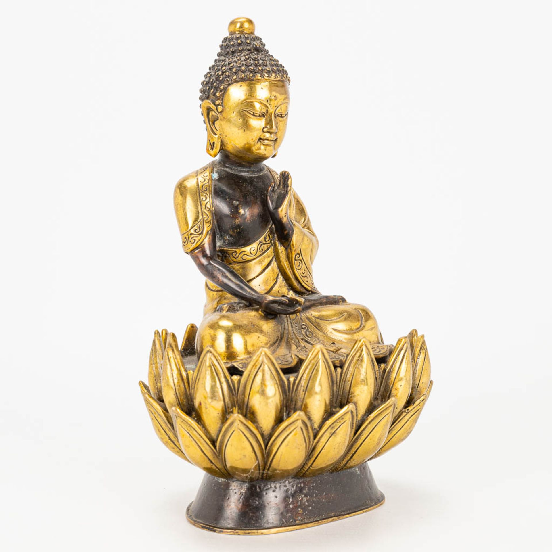 A Buddha on a lotus flower made of bronze. - Image 5 of 11