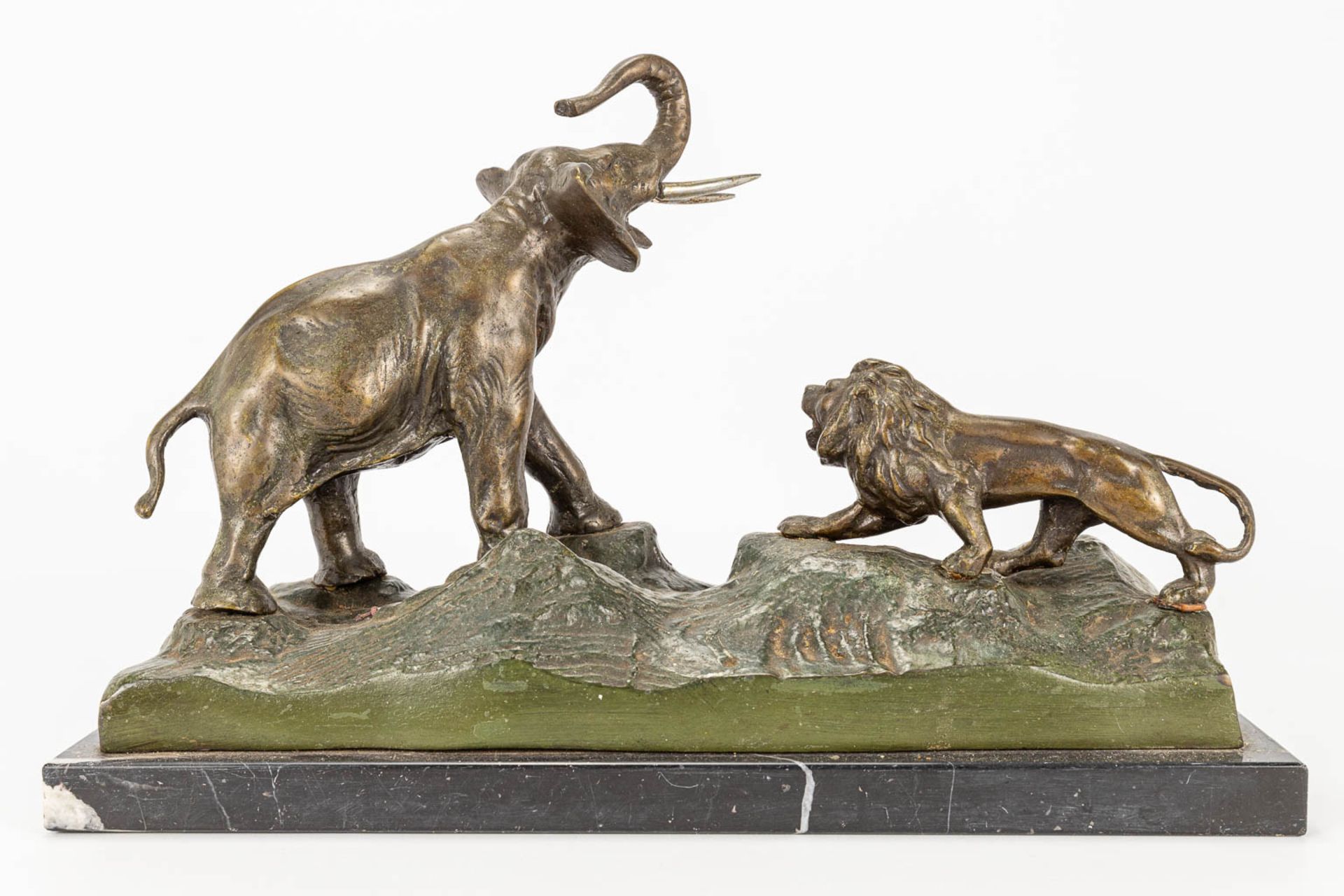 A bronze statue of an elephant and lion, standing on a marble base - Bild 8 aus 13
