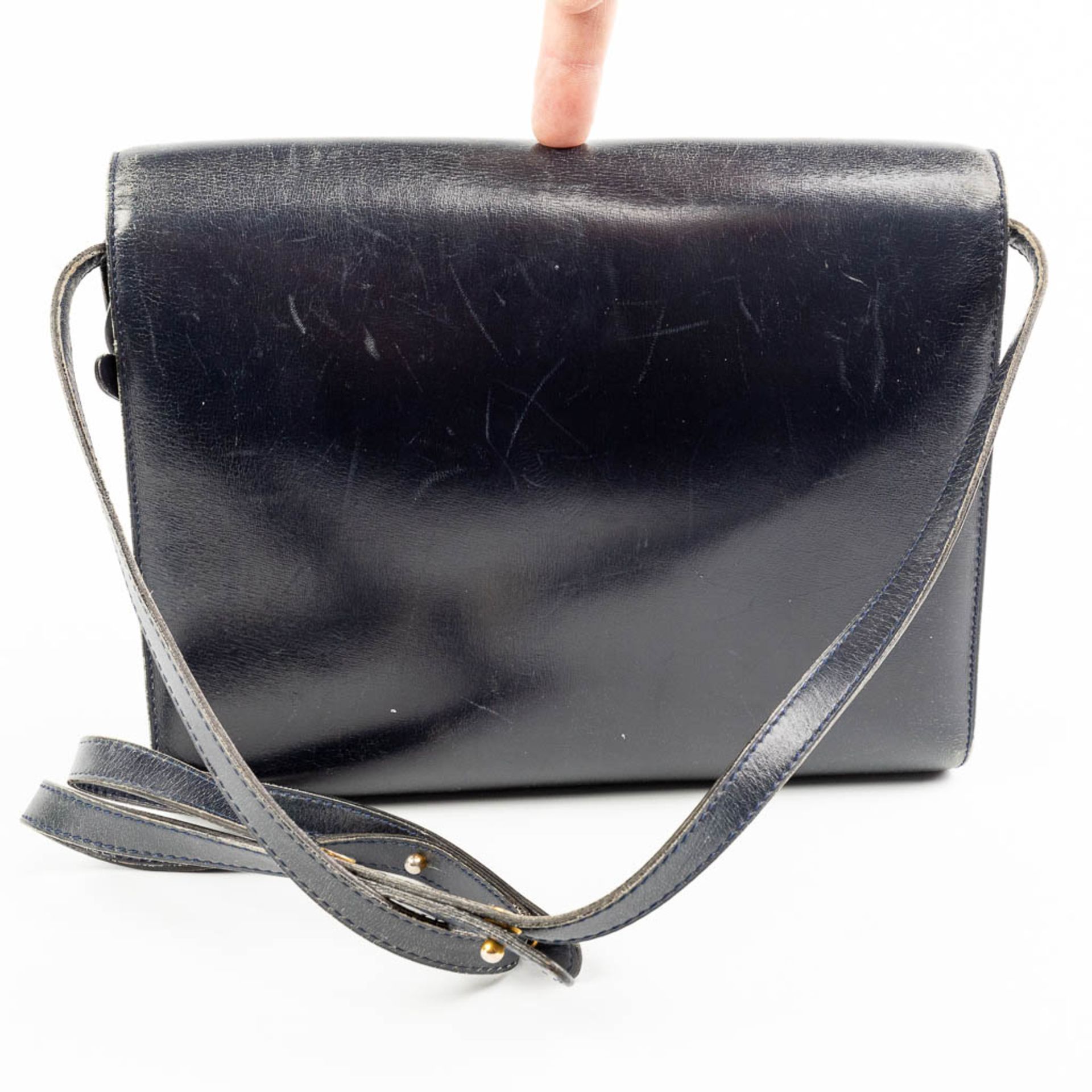 A purse made of black leather and marked Delvaux. - Image 6 of 10