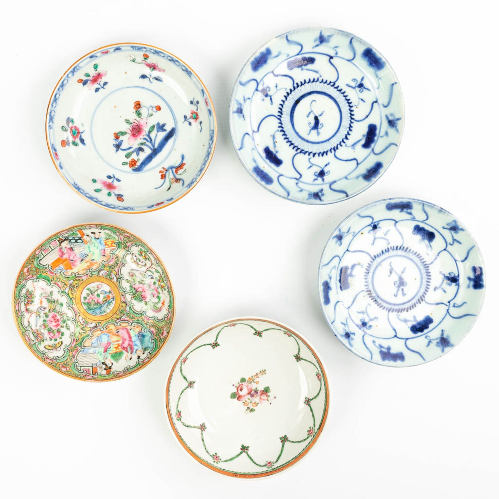 A collection of 5 plates made of Chinese porcelain with different patterns.