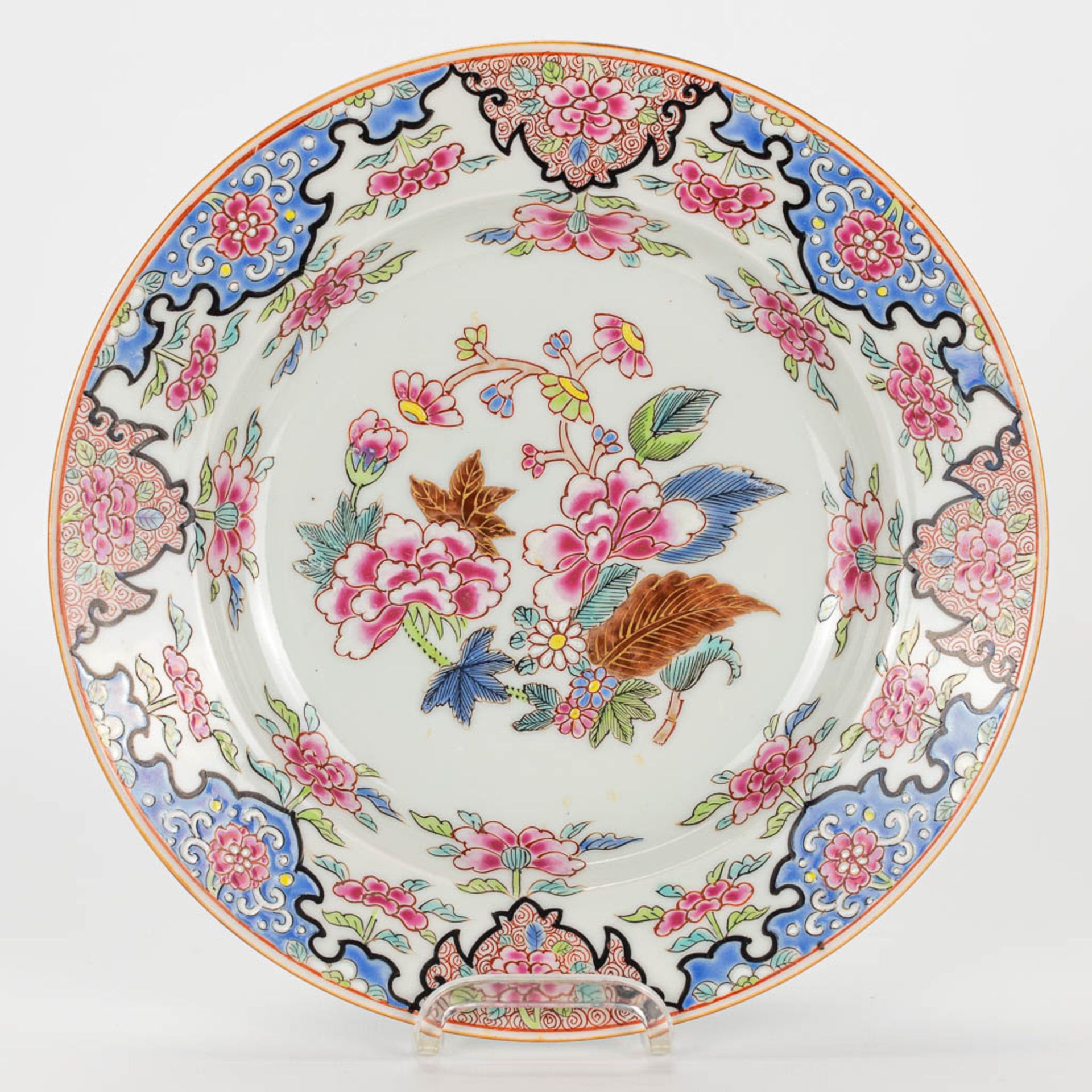 A collection of 6 'Famille Rose' plates made of Chinese porcelain. - Image 10 of 13