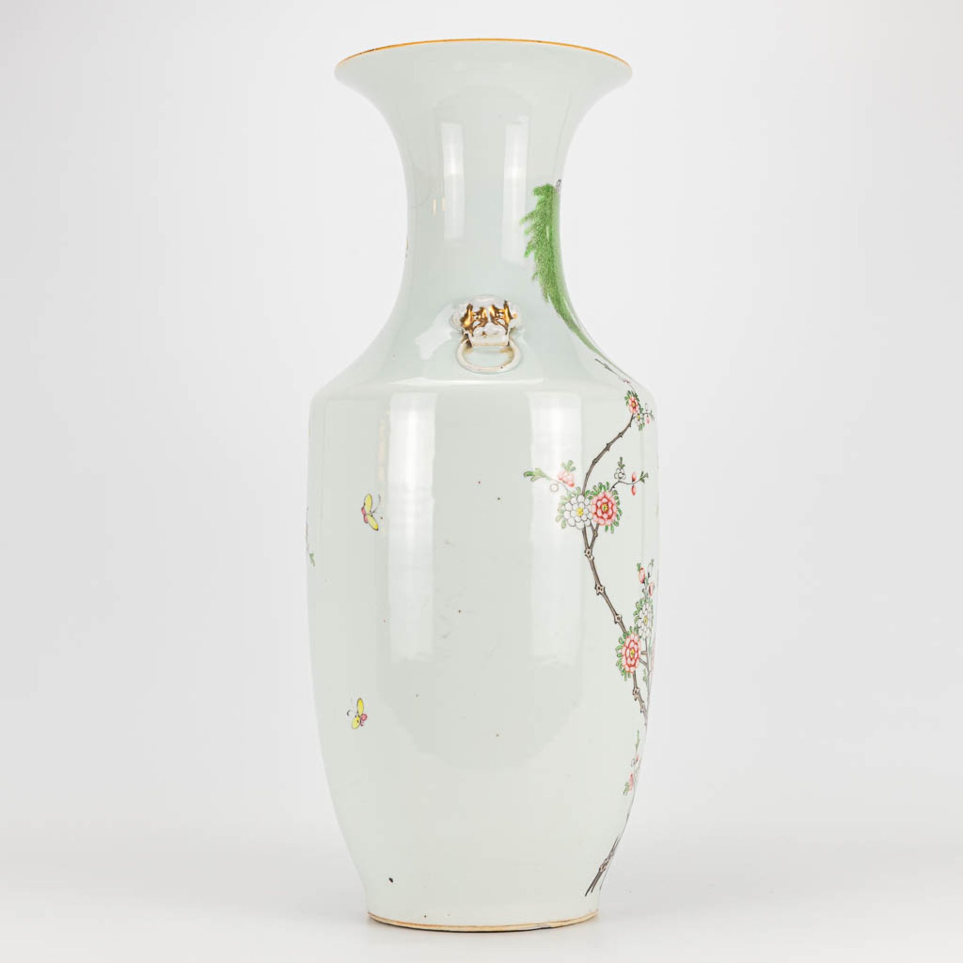 A vase made of Chinese porcelain and decorated with flowers and birds. - Image 4 of 16