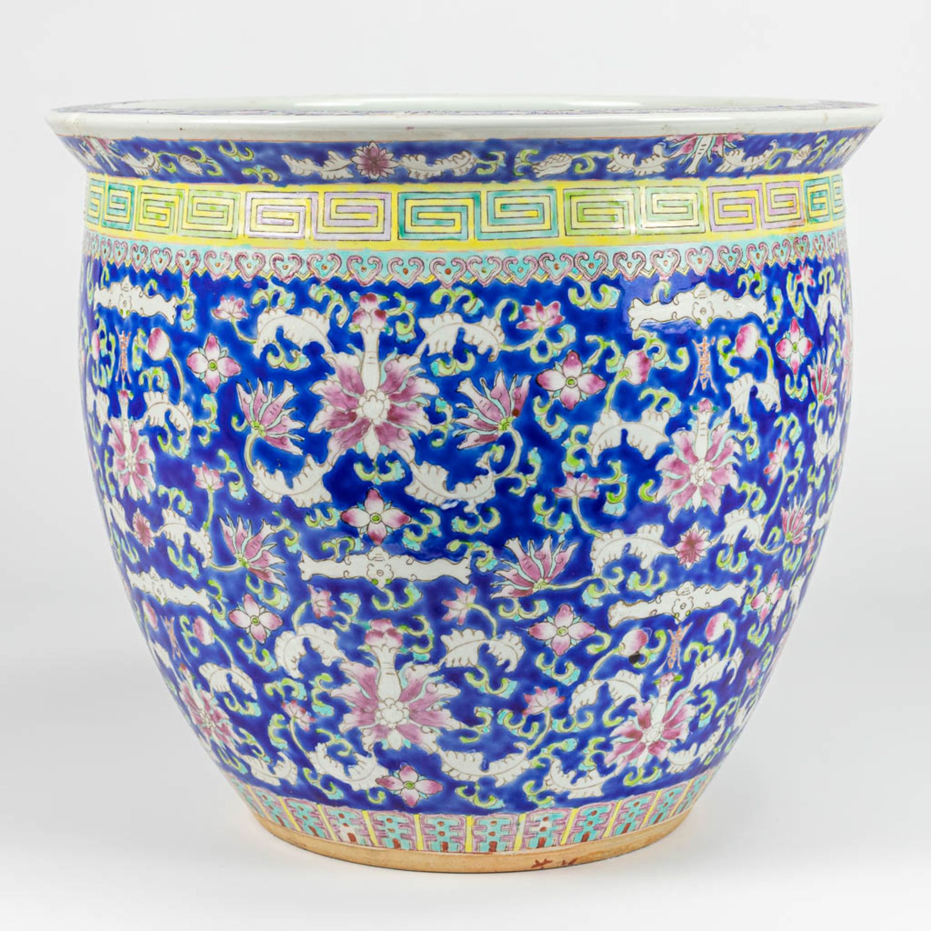A large cache-pot made of Chinese porcelain and decorated with flowers - Image 3 of 10