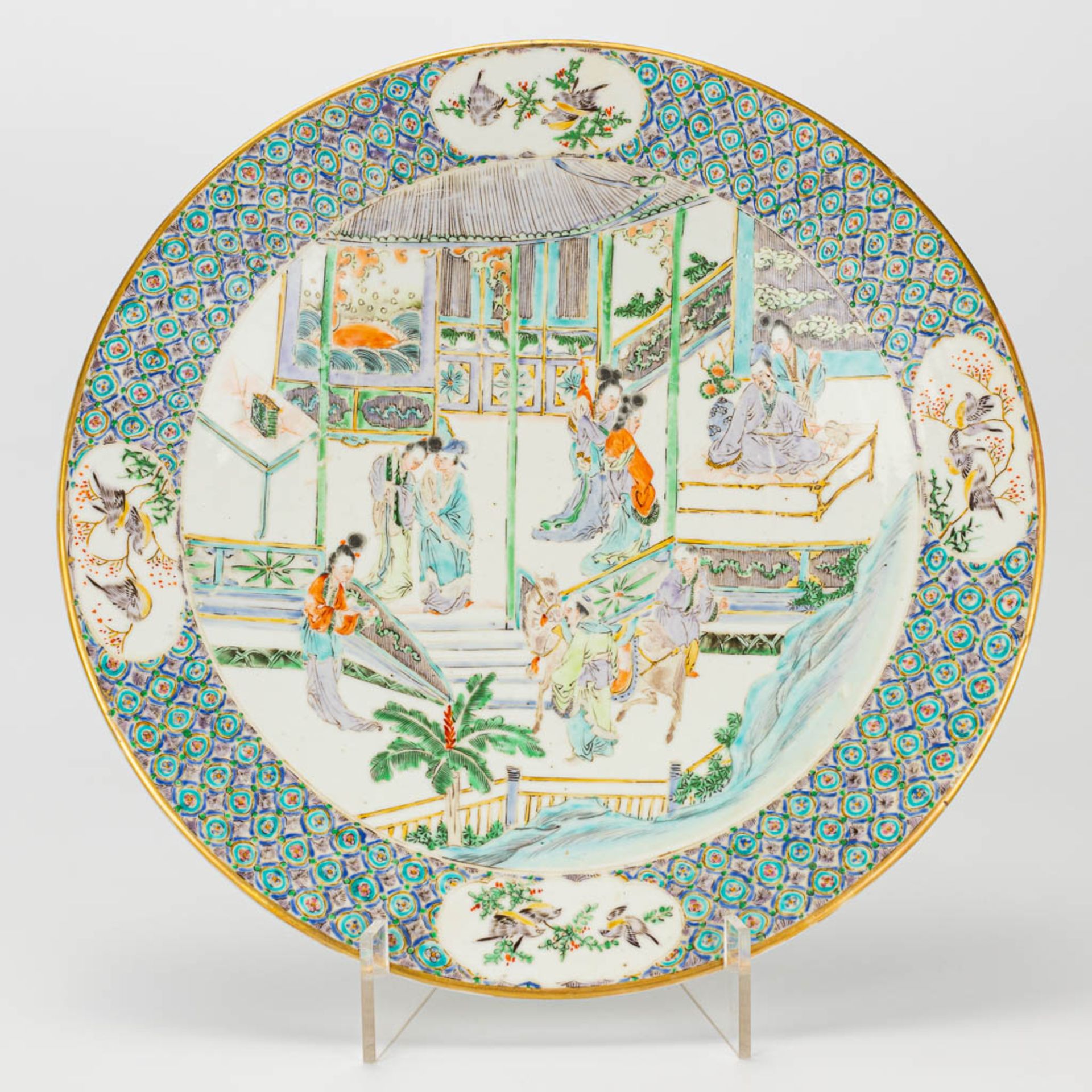 A pair of plates made of Chinese porcelain in Kanton style. 19th century. - Image 13 of 24