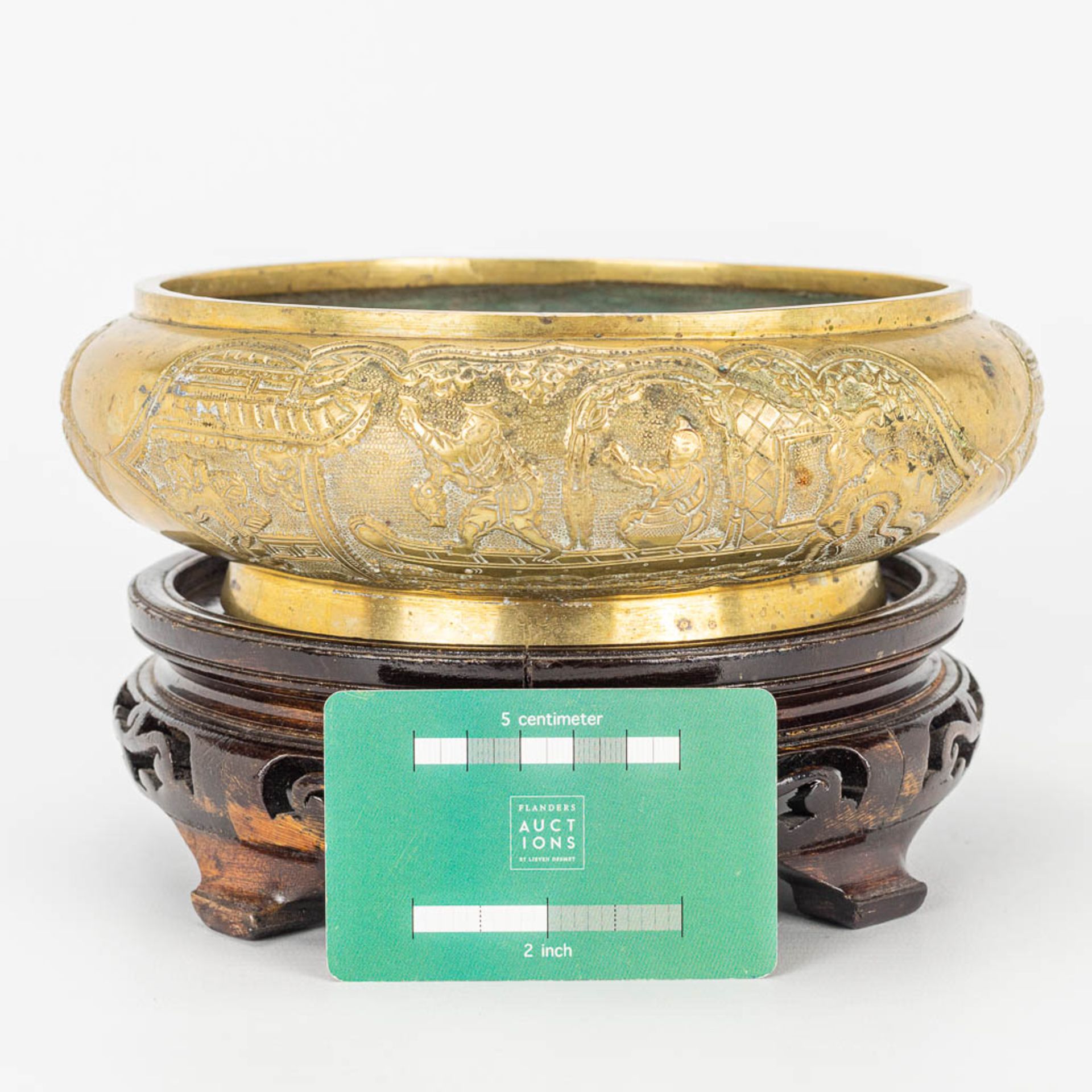 A bronze bržle parfum bowl, on a wood base. Marked Xuande. - Image 6 of 14