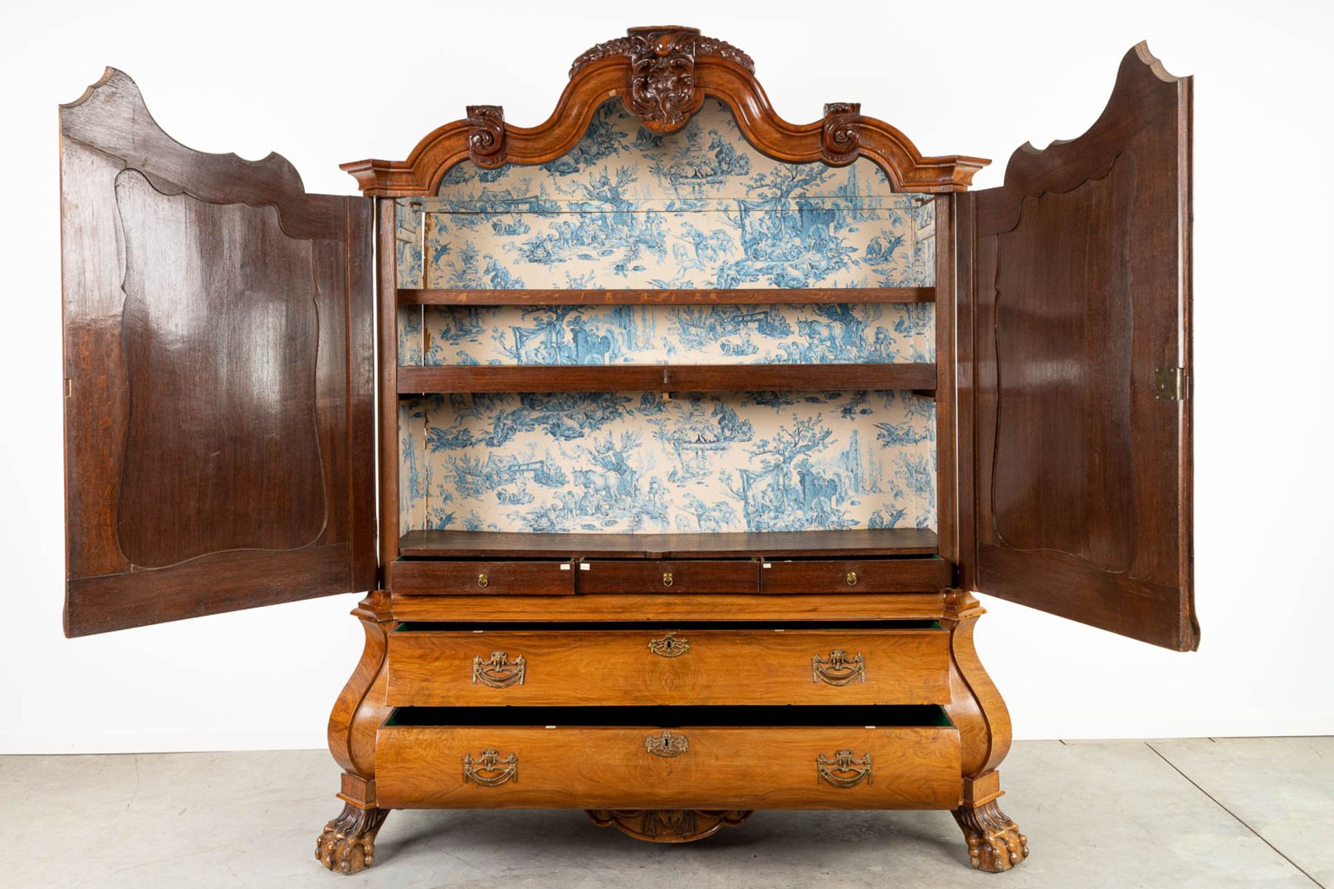 A Dutch cabinet decorated with medallions and wood sculptures - Image 6 of 16