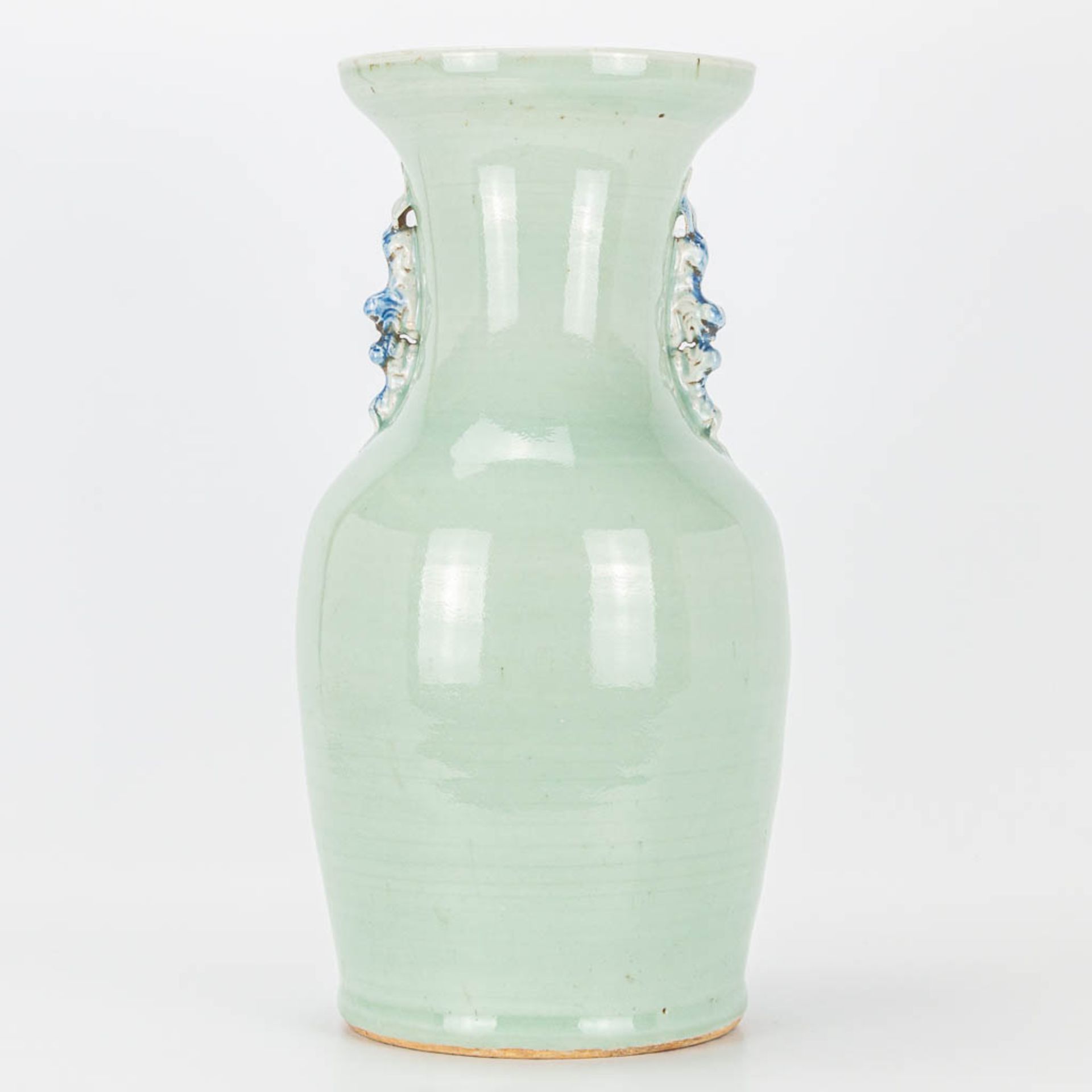 A vase made of Chinese porcelain with a blue-white decor. 19th/20th century. - Image 2 of 14