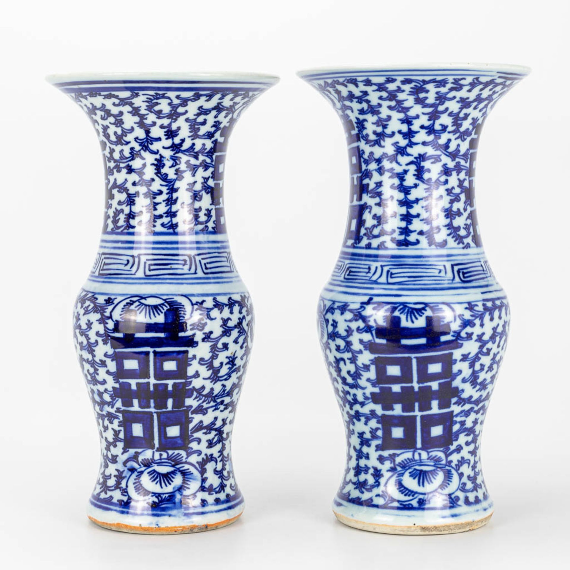 A pair of vases made of Chinese blue-white porcelain with 'Double Xi-sign' symbols of happiness.