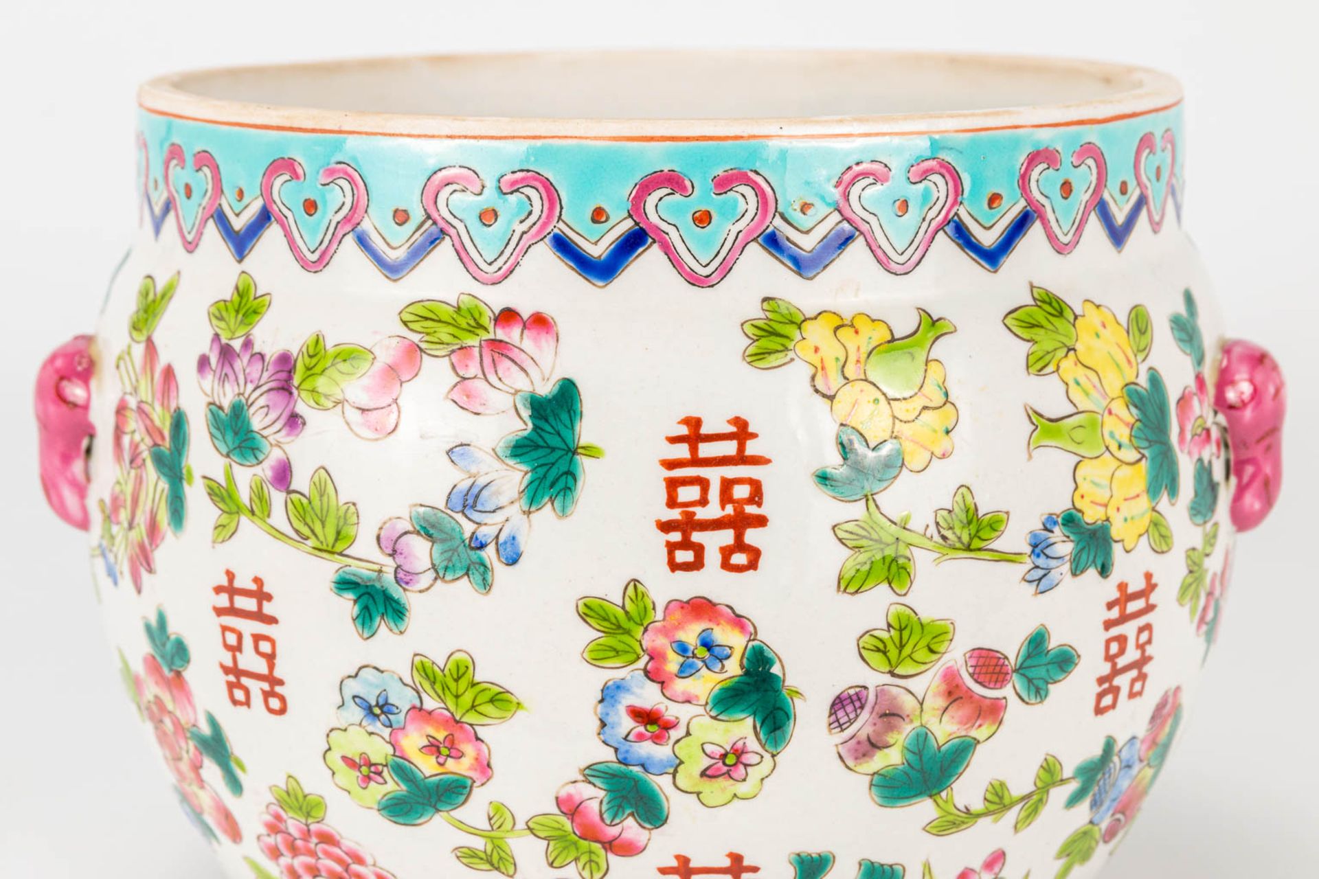 A jar made of Chinese porcelain and decorated with flowers. Marked Tongzhi, 19th/20th century. - Image 8 of 13