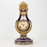 Victoria& Albert Museum Marie-Antoinette Clock calibre made by Franz Hermle. Made of porcelain mount