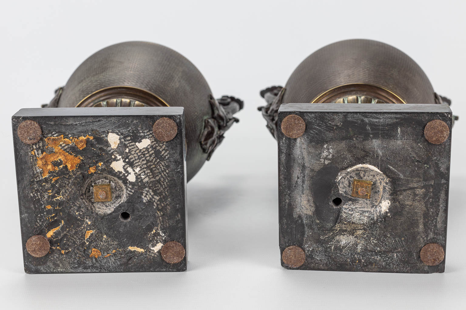 A pair of bronze cassolettes or incense burners mounted on a black marble base - Image 9 of 10