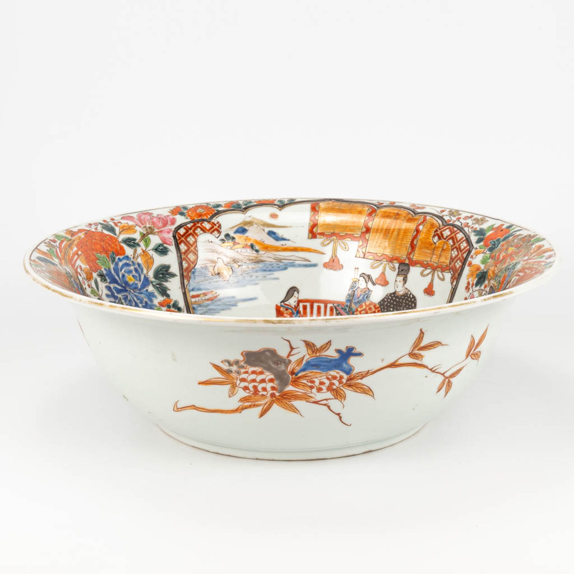 A bowl made of Japanese porcelain and decorated Kutani. - Image 10 of 14